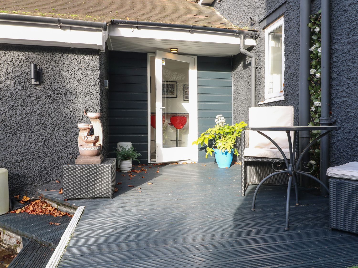 Maples Cottage, a single-storey annexe in Heanor, Derbyshire. Hot tub. Driveway parking. Summer pool