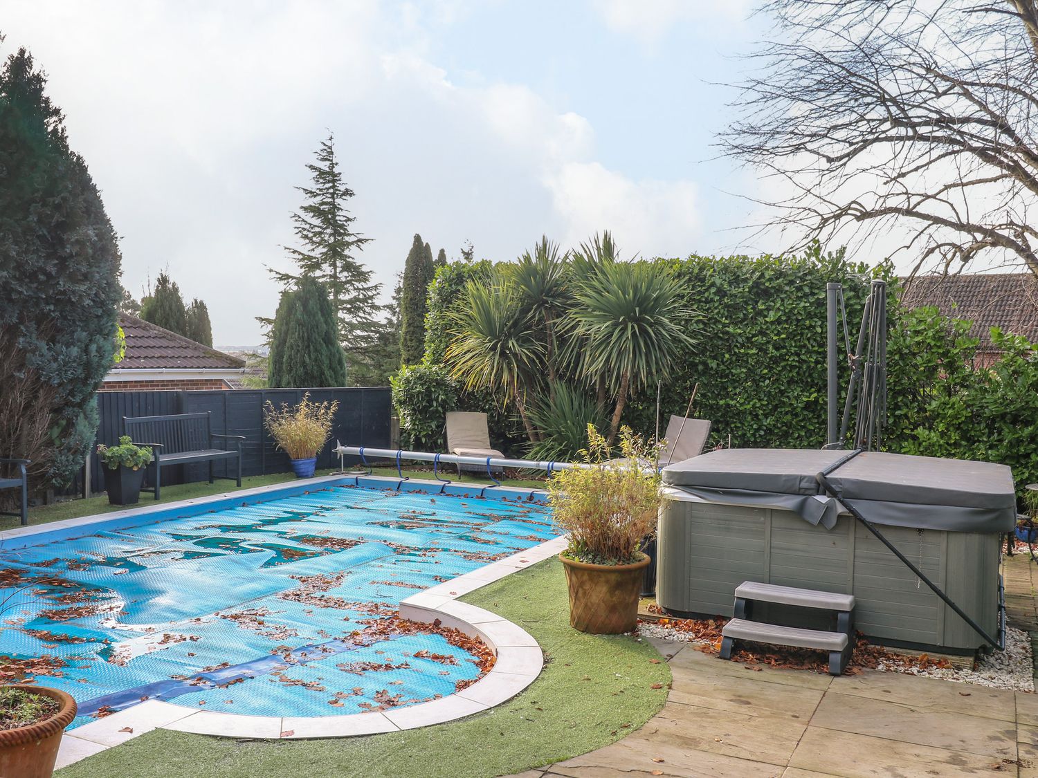 Maples Cottage, a single-storey annexe in Heanor, Derbyshire. Hot tub. Driveway parking. Summer pool