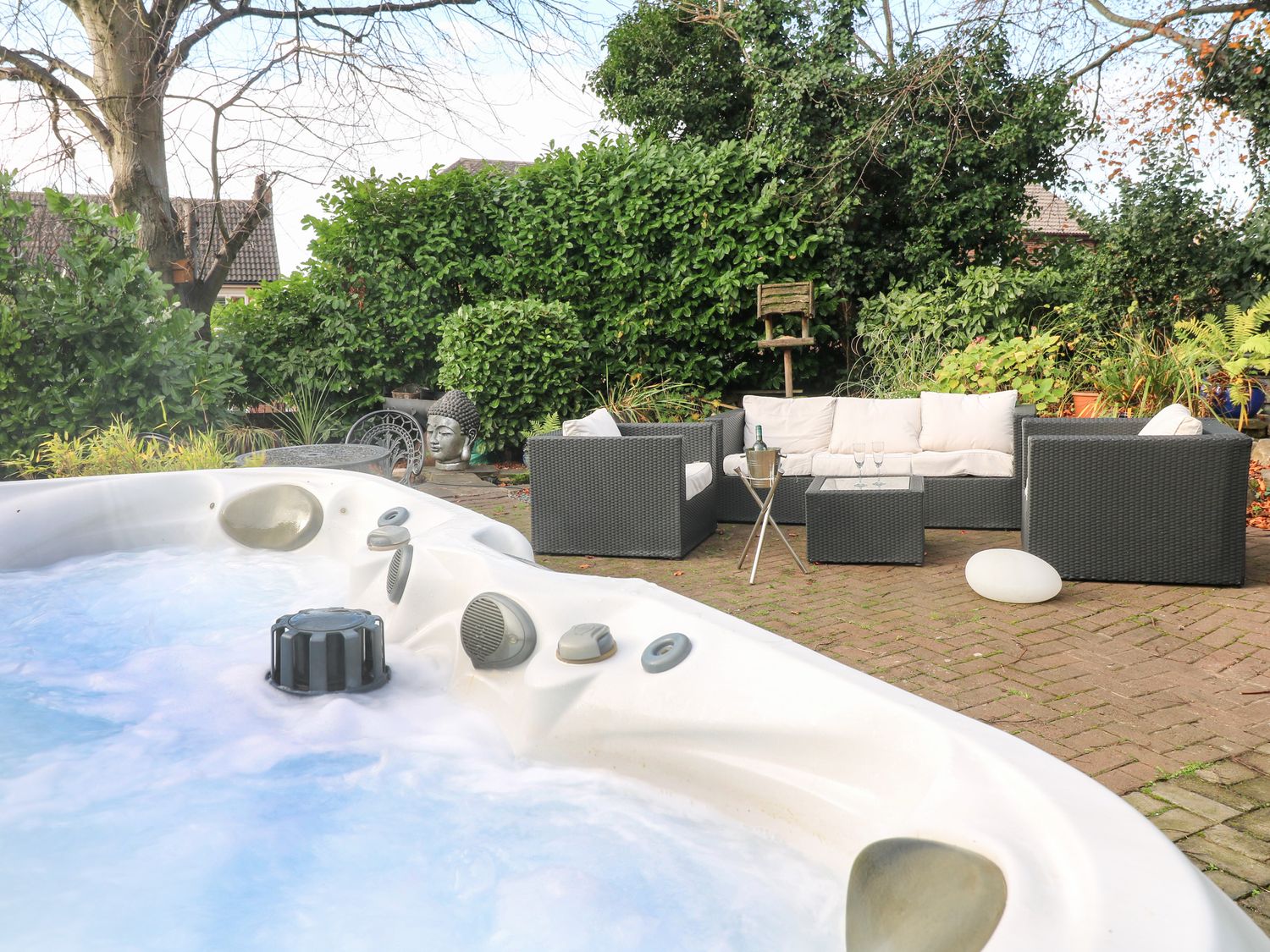 Maples Cottage, a single-storey annexe in Heanor, Derbyshire. Hot tub. Driveway parking. Summer pool