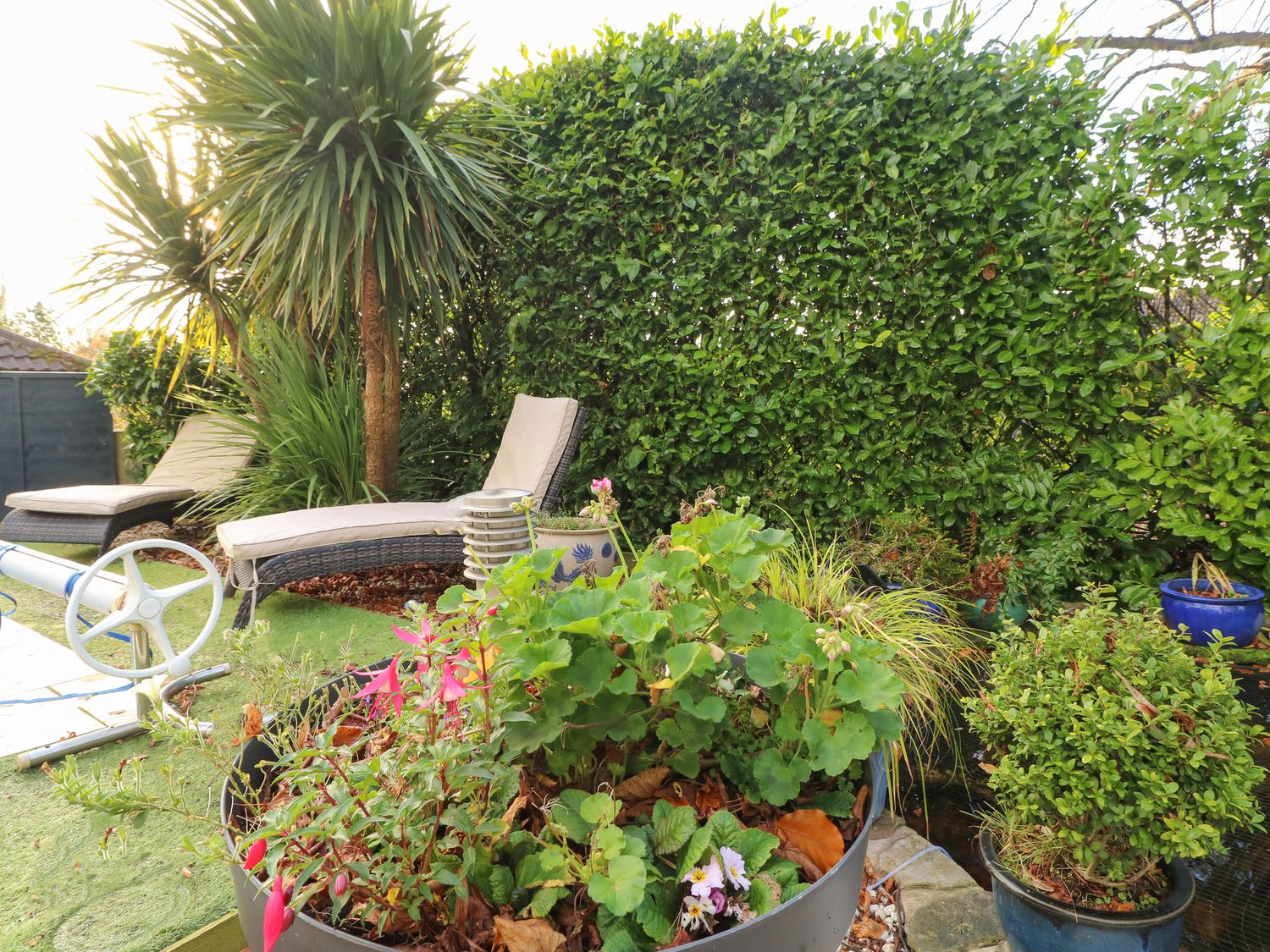 Maples Cottage, a single-storey annexe in Heanor, Derbyshire. Hot tub. Driveway parking. Summer pool