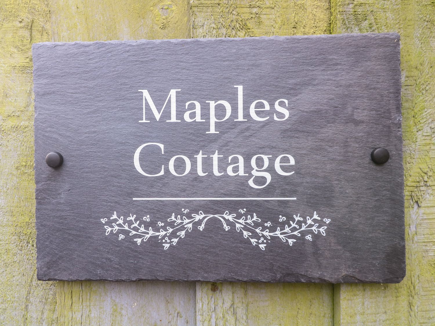 Maples Cottage, a single-storey annexe in Heanor, Derbyshire. Hot tub. Driveway parking. Summer pool