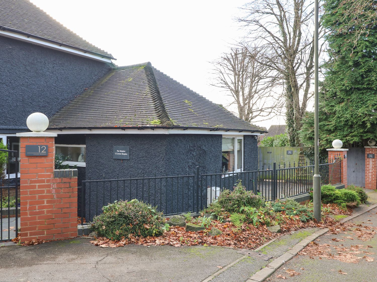 Maples Cottage, a single-storey annexe in Heanor, Derbyshire. Hot tub. Driveway parking. Summer pool