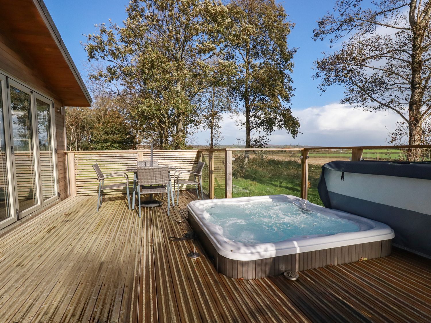 20 Meadow Retreat, Dobwalls, Cornwayy. Hot tub. Sauna. Countryside views. Close to pub. TV. En-suite