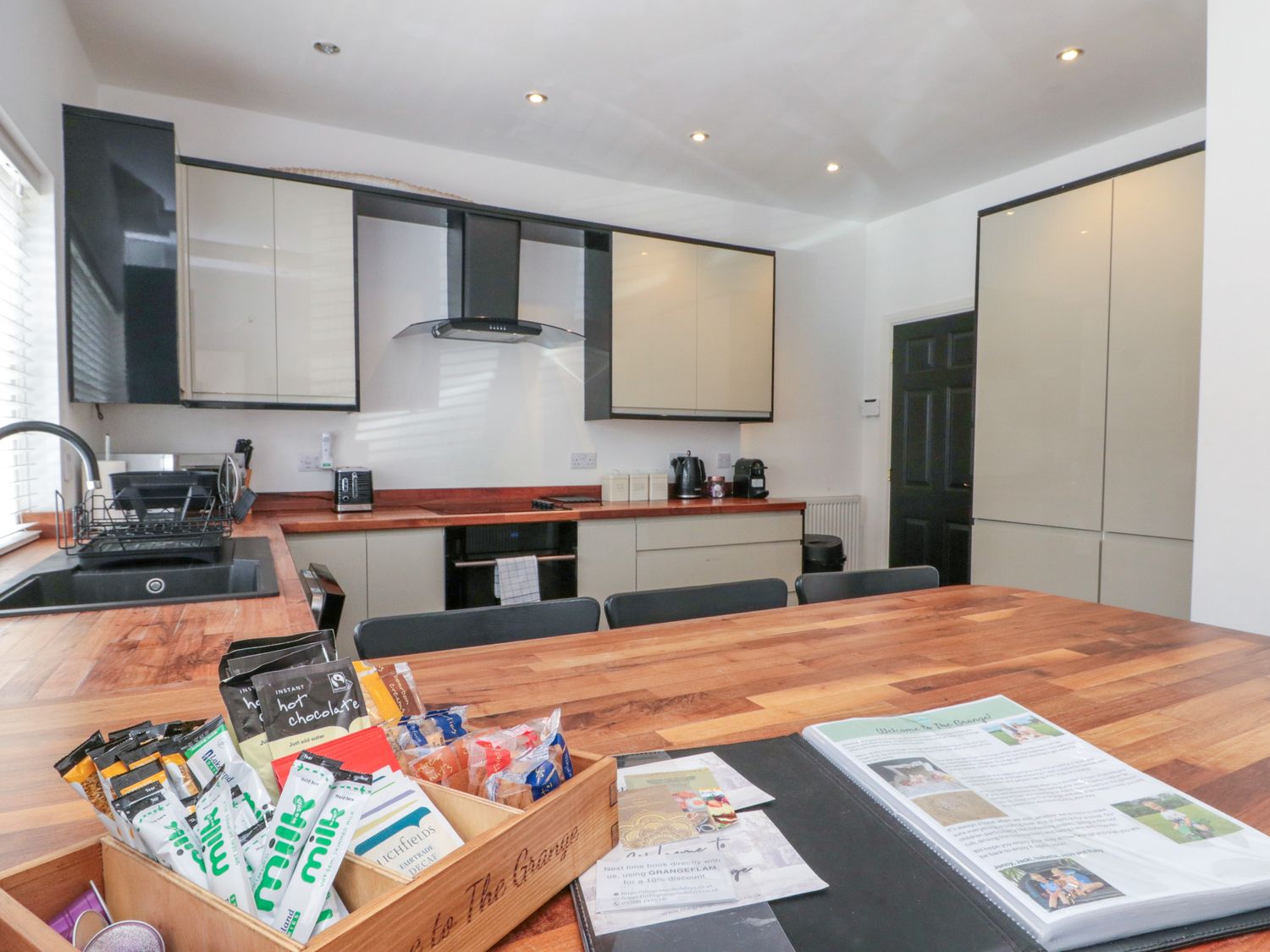 The Pheasantry in Flamborough, East Riding of Yorkshire. Close to shops. Pet-friendly. Hot tub