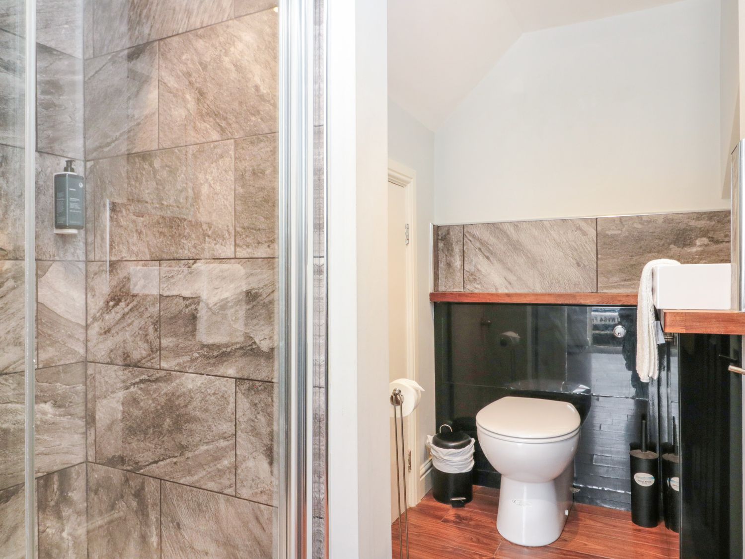 The Pheasantry in Flamborough, East Riding of Yorkshire. Close to shops. Pet-friendly. Hot tub