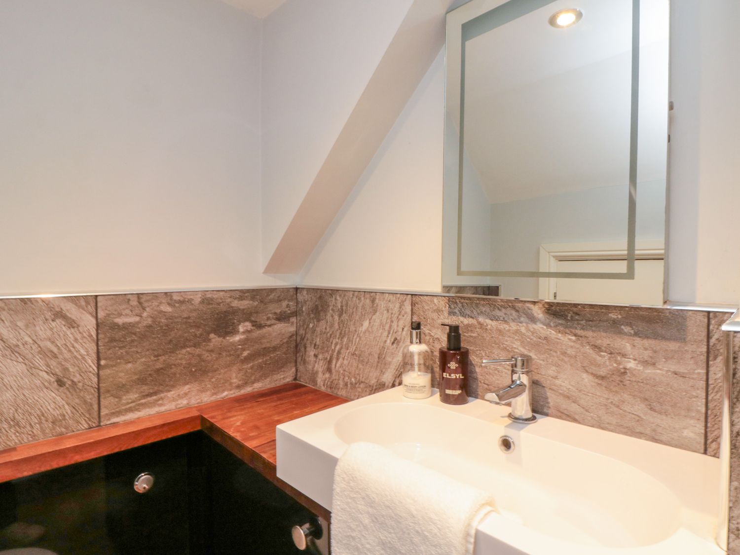 The Pheasantry in Flamborough, East Riding of Yorkshire. Close to shops. Pet-friendly. Hot tub
