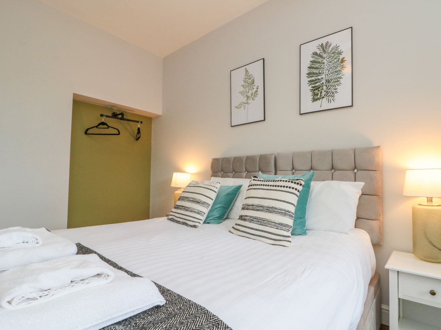 The Pheasantry in Flamborough, East Riding of Yorkshire. Close to shops. Pet-friendly. Hot tub