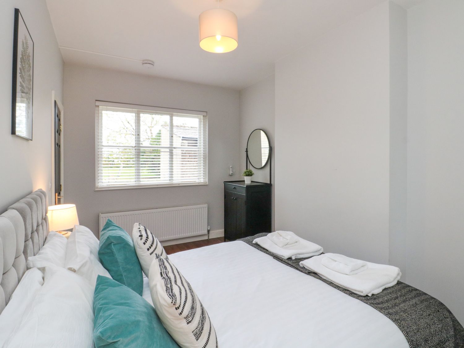 The Pheasantry in Flamborough, East Riding of Yorkshire. Close to shops. Pet-friendly. Hot tub