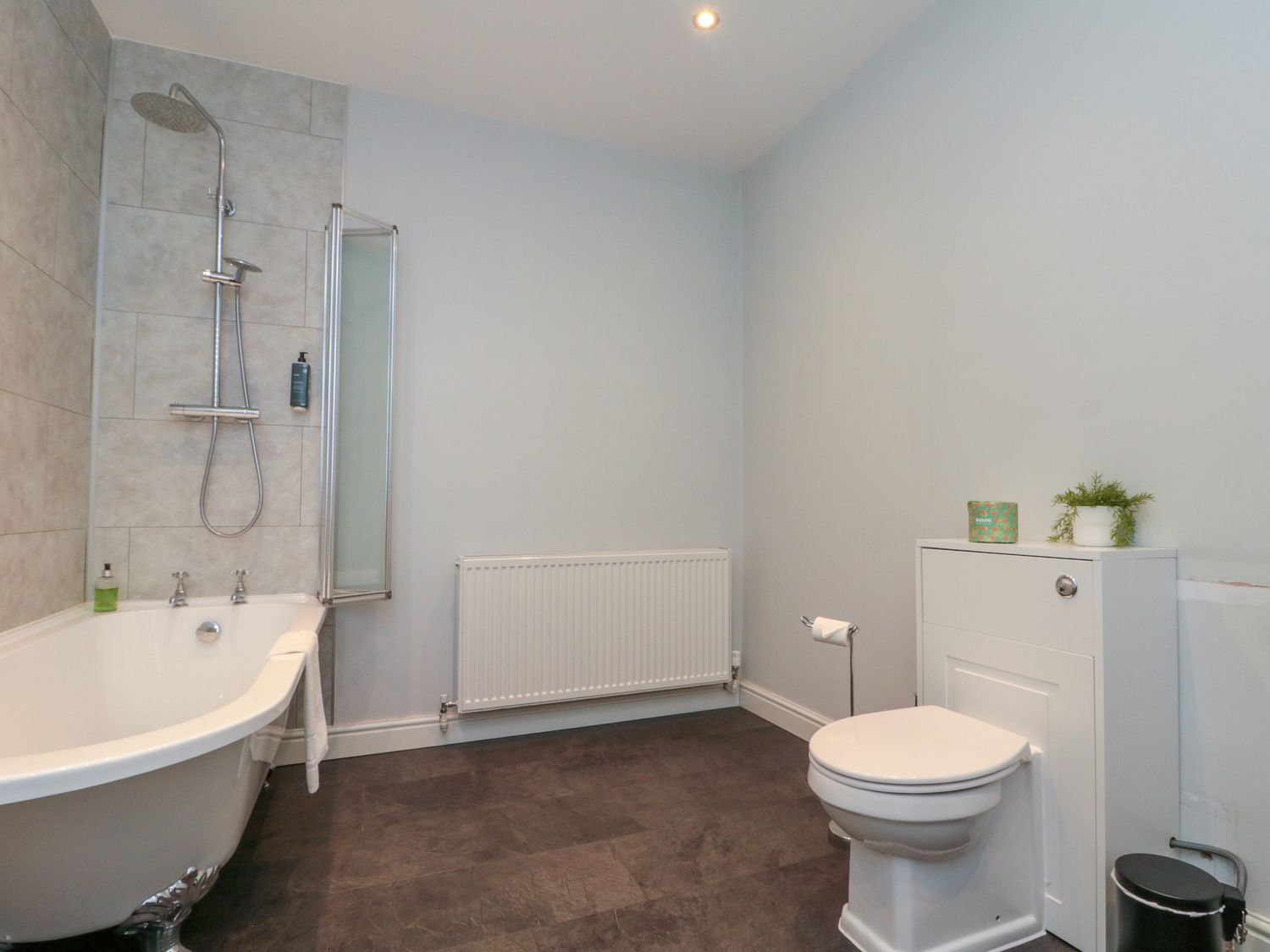 The Pheasantry in Flamborough, East Riding of Yorkshire. Close to shops. Pet-friendly. Hot tub