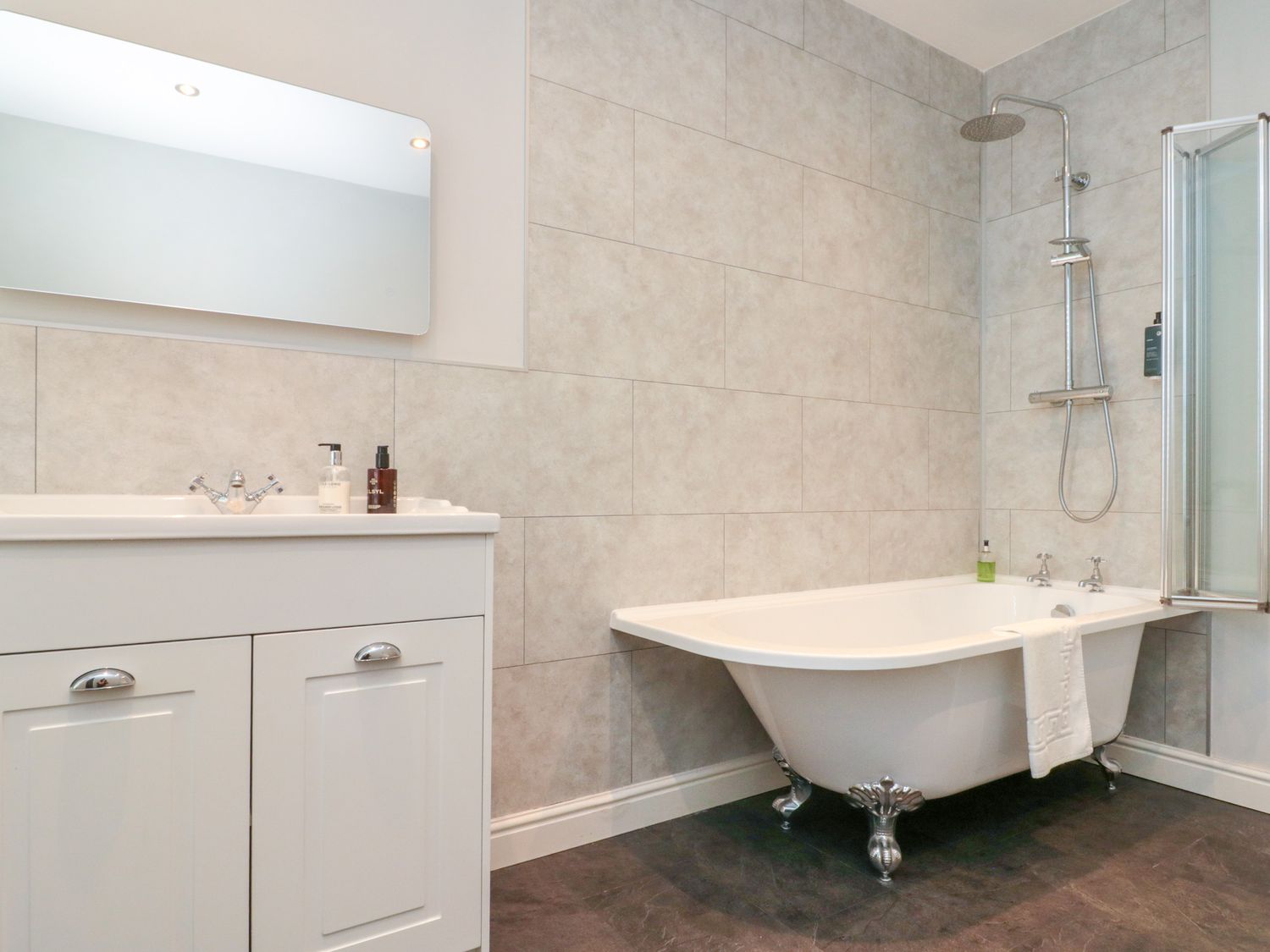 The Pheasantry in Flamborough, East Riding of Yorkshire. Close to shops. Pet-friendly. Hot tub