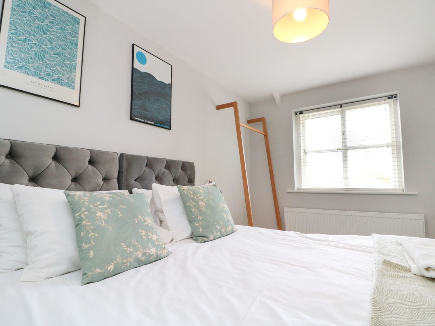 The Pheasantry in Flamborough, East Riding of Yorkshire. Close to shops. Pet-friendly. Hot tub