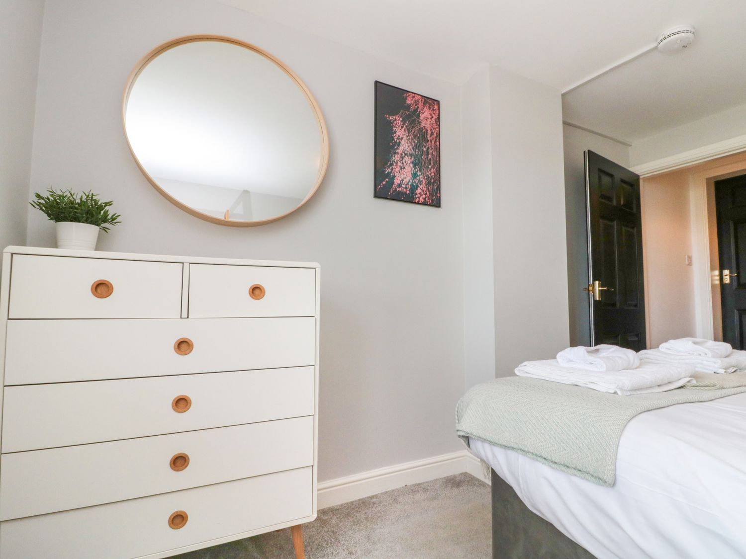 The Pheasantry in Flamborough, East Riding of Yorkshire. Close to shops. Pet-friendly. Hot tub