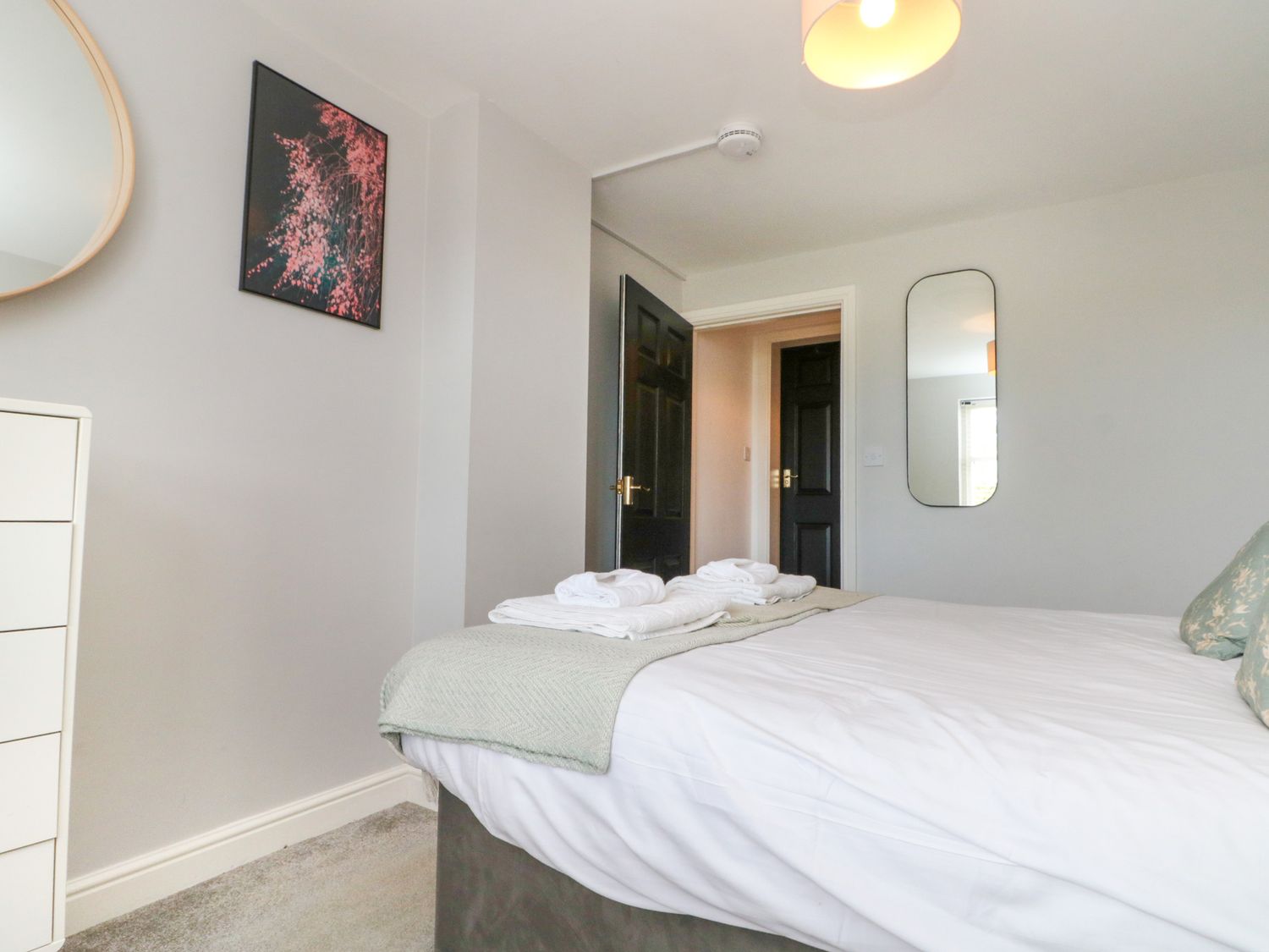 The Pheasantry in Flamborough, East Riding of Yorkshire. Close to shops. Pet-friendly. Hot tub
