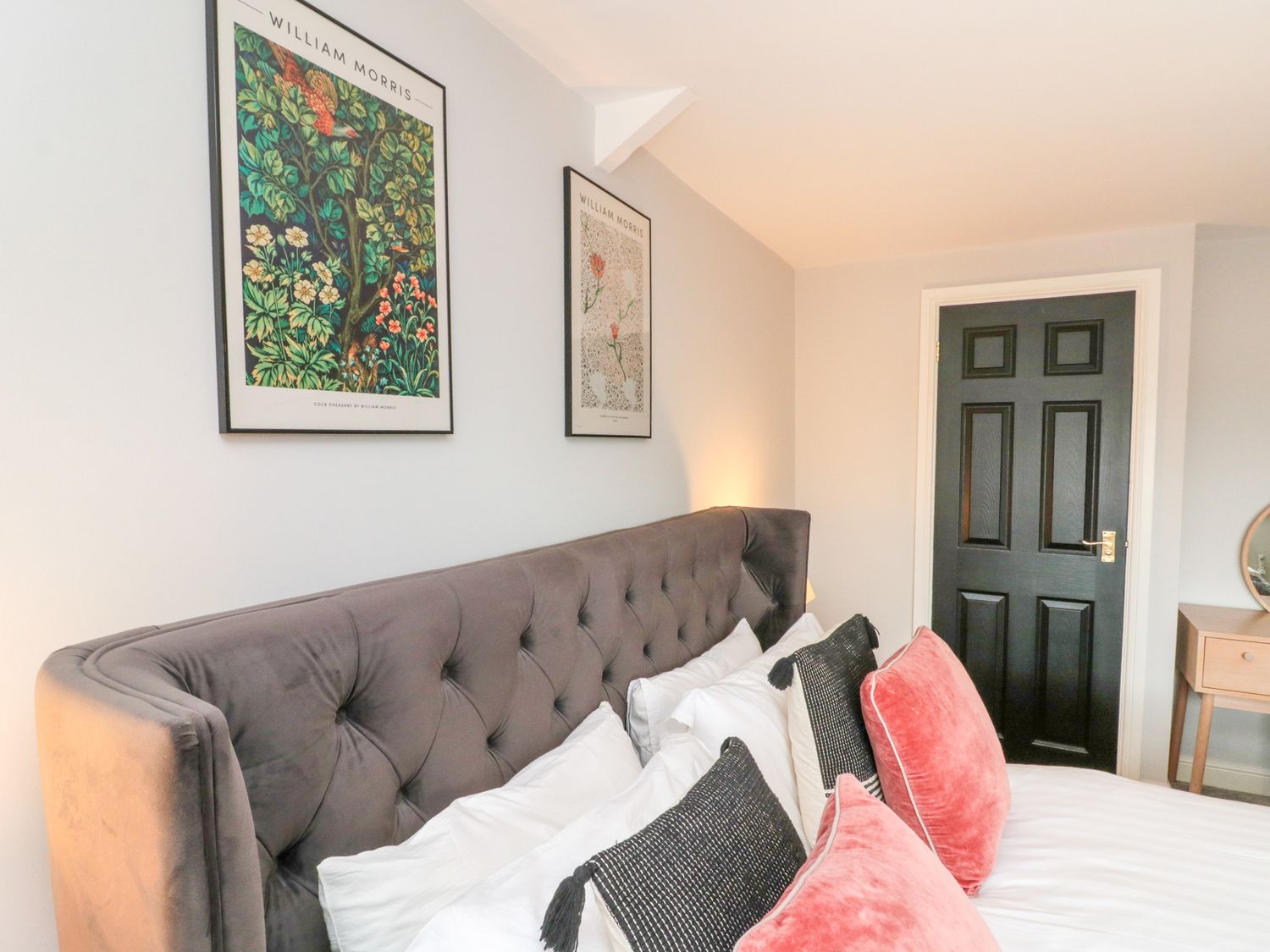 The Pheasantry in Flamborough, East Riding of Yorkshire. Close to shops. Pet-friendly. Hot tub