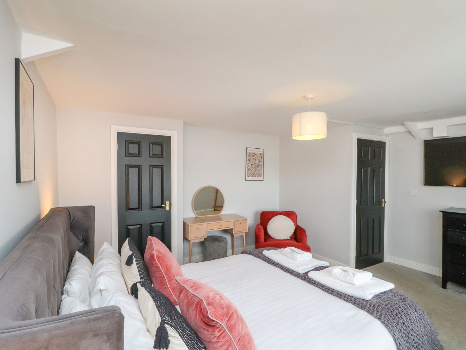 The Pheasantry in Flamborough, East Riding of Yorkshire. Close to shops. Pet-friendly. Hot tub