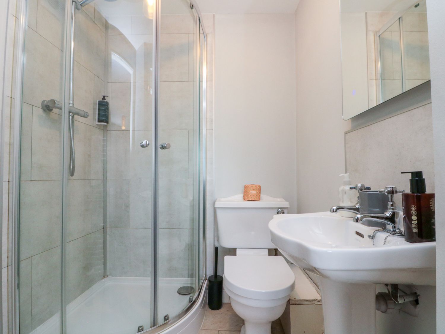 The Pheasantry in Flamborough, East Riding of Yorkshire. Close to shops. Pet-friendly. Hot tub