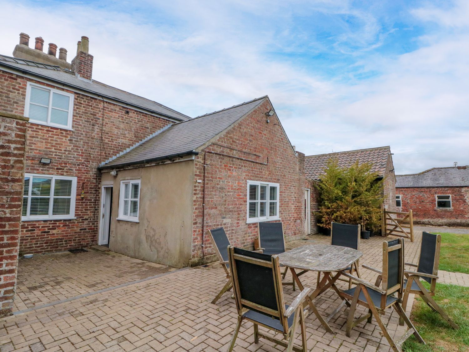 The Pheasantry in Flamborough, East Riding of Yorkshire. Close to shops. Pet-friendly. Hot tub
