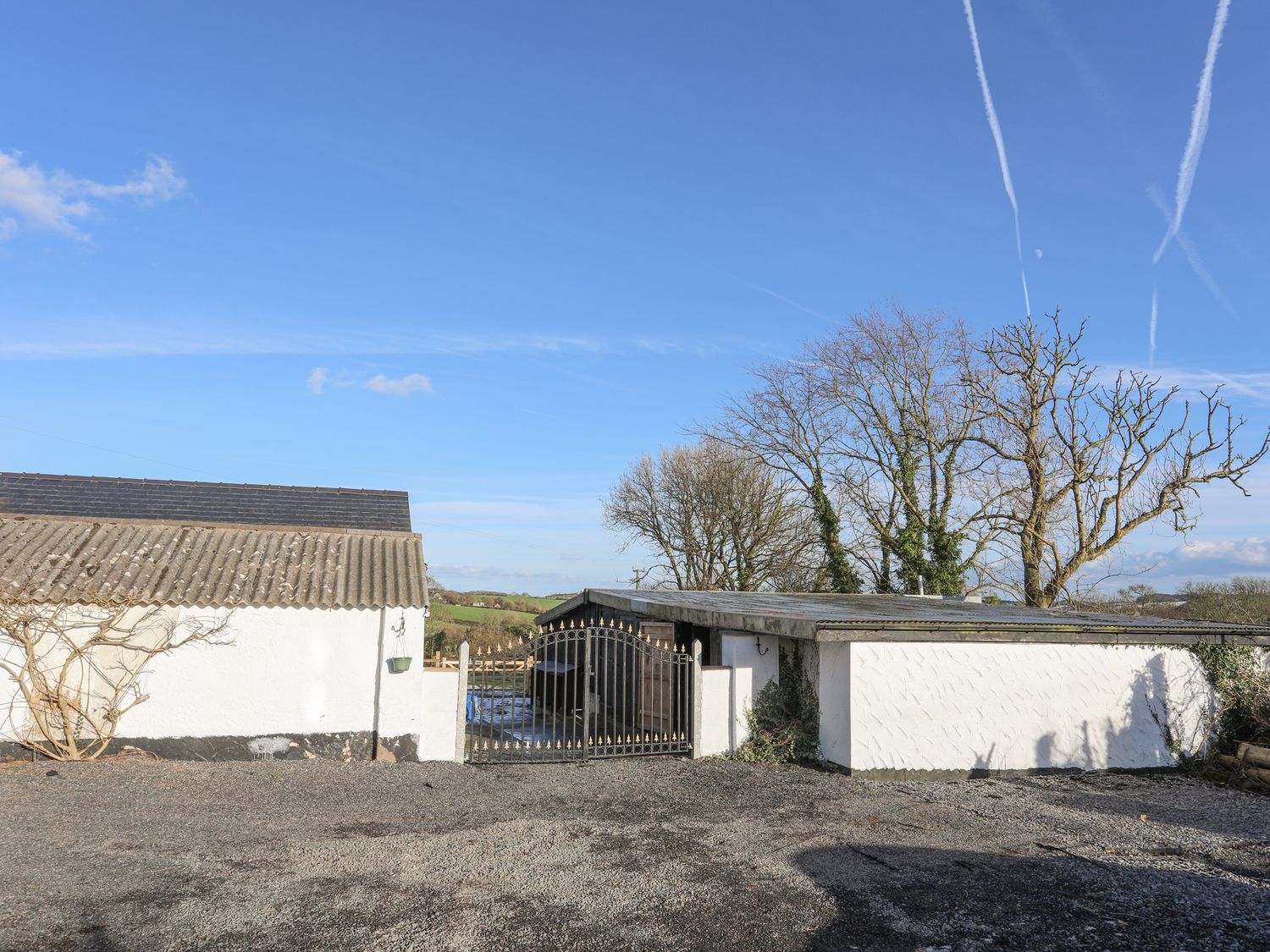 Capel Park in Llanerchymedd on the Isle of Anglesey. Couples retreat. Hot tub with countryside views