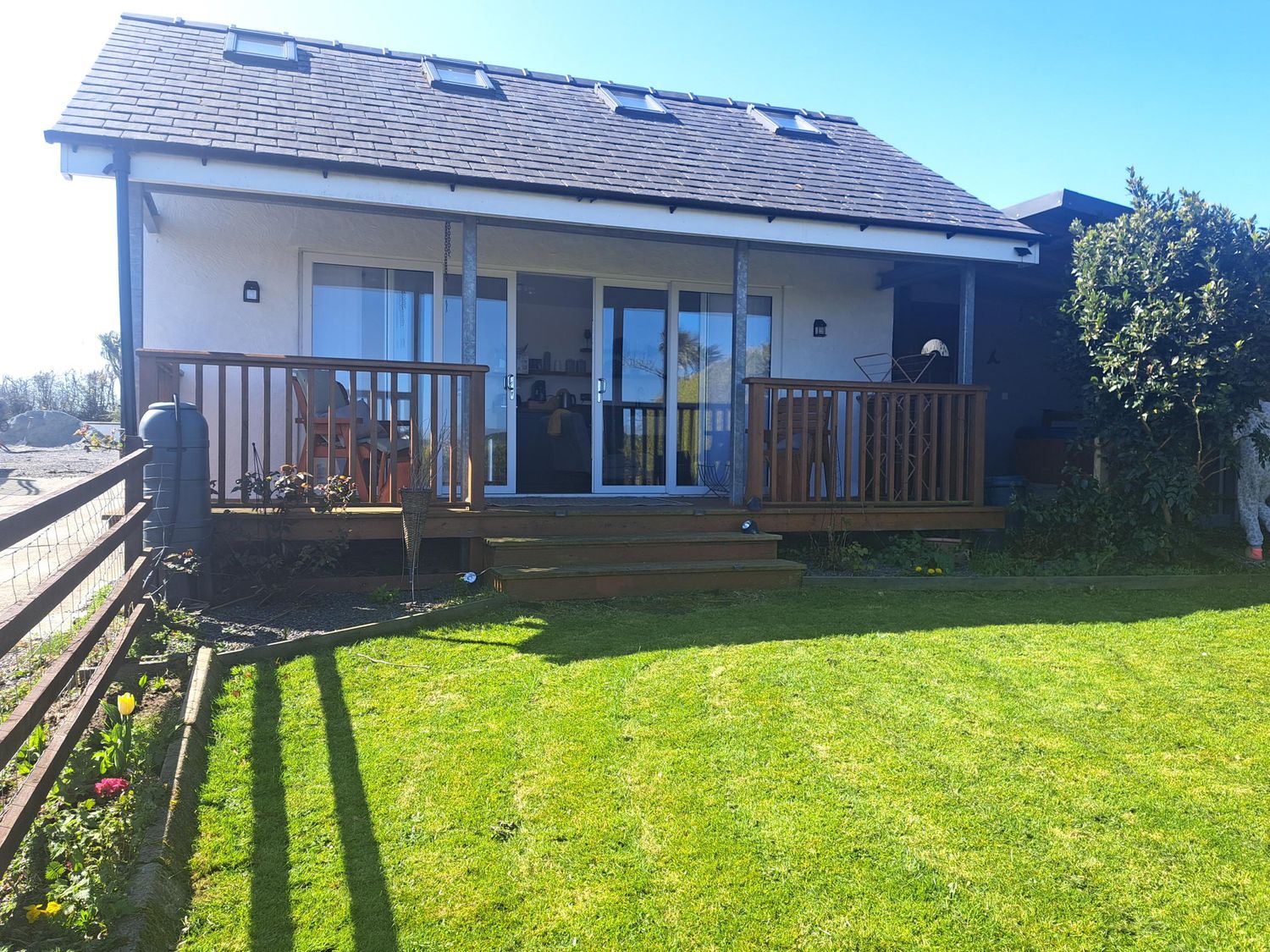 Capel Park in Llanerchymedd on the Isle of Anglesey. Couples retreat. Hot tub with countryside views
