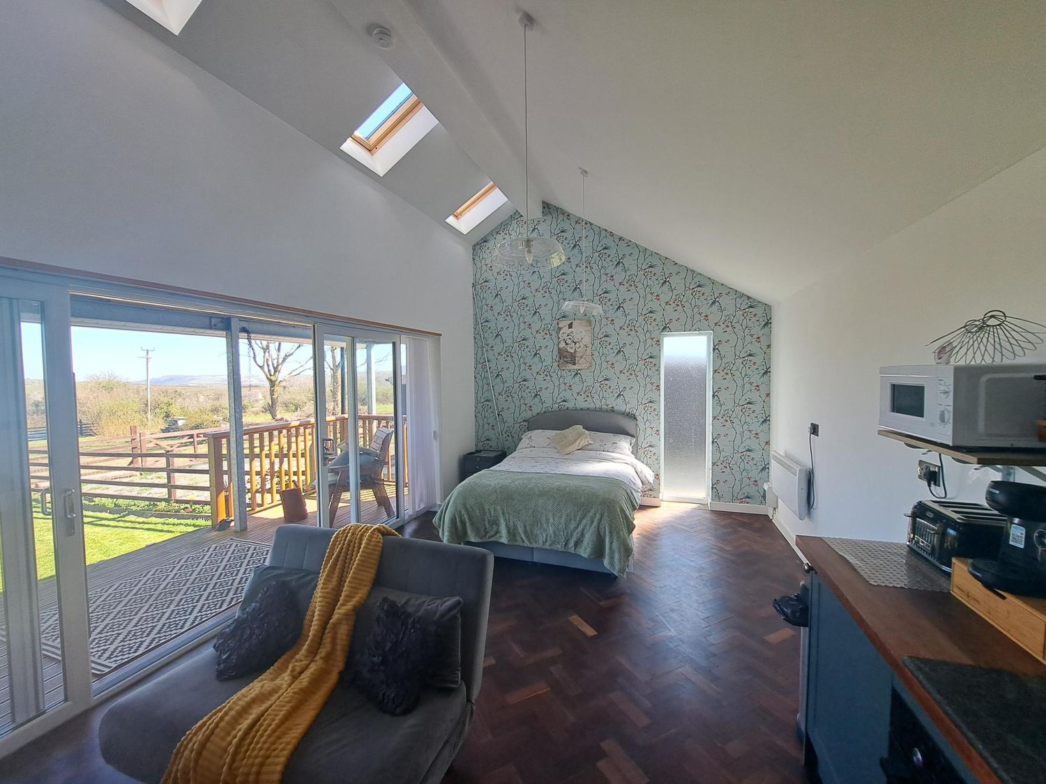 Capel Park in Llanerchymedd on the Isle of Anglesey. Couples retreat. Hot tub with countryside views