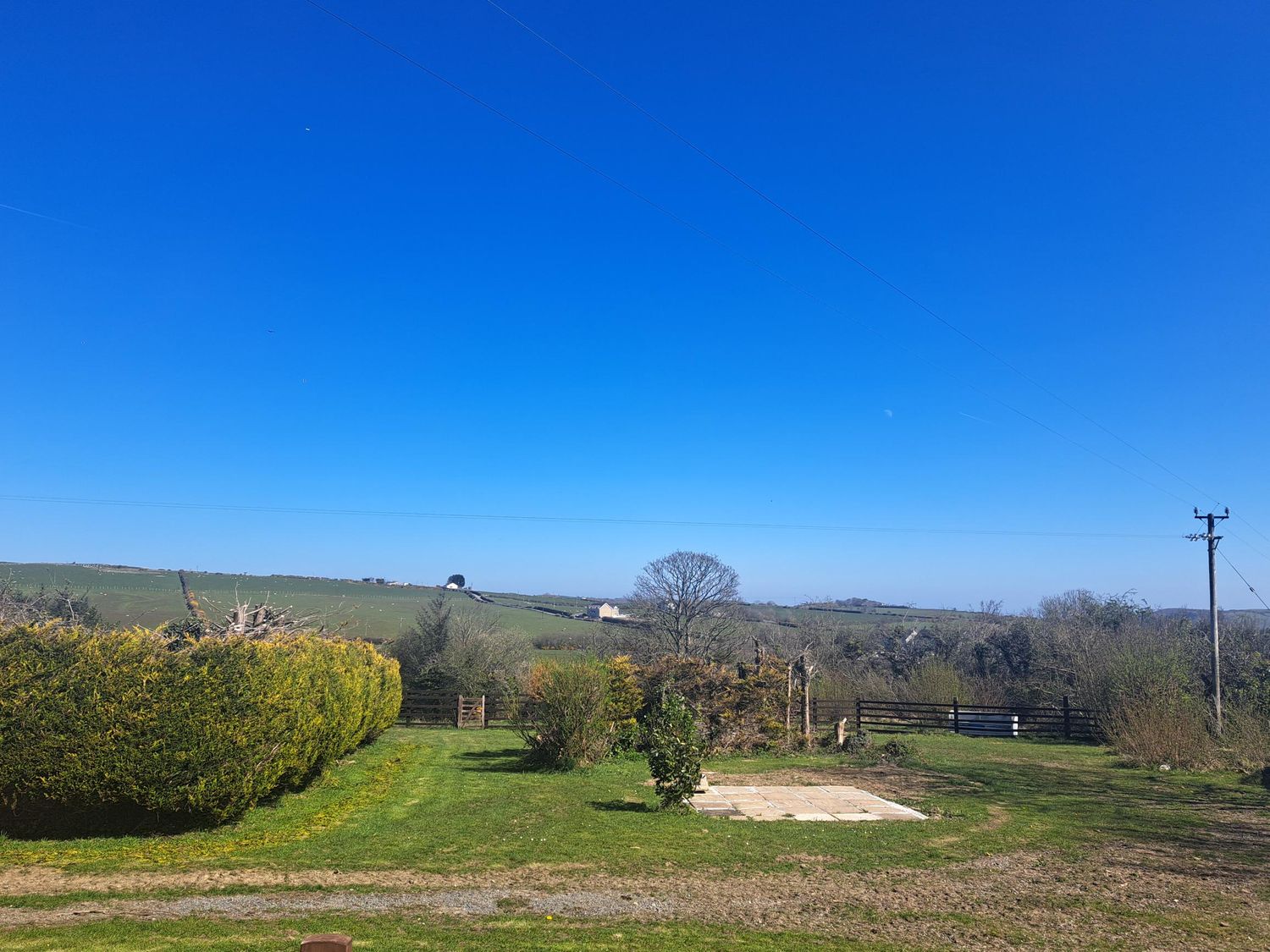 Capel Park in Llanerchymedd on the Isle of Anglesey. Couples retreat. Hot tub with countryside views