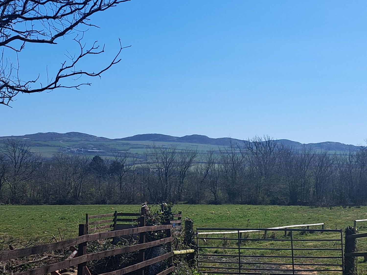 Capel Park in Llanerchymedd on the Isle of Anglesey. Couples retreat. Hot tub with countryside views