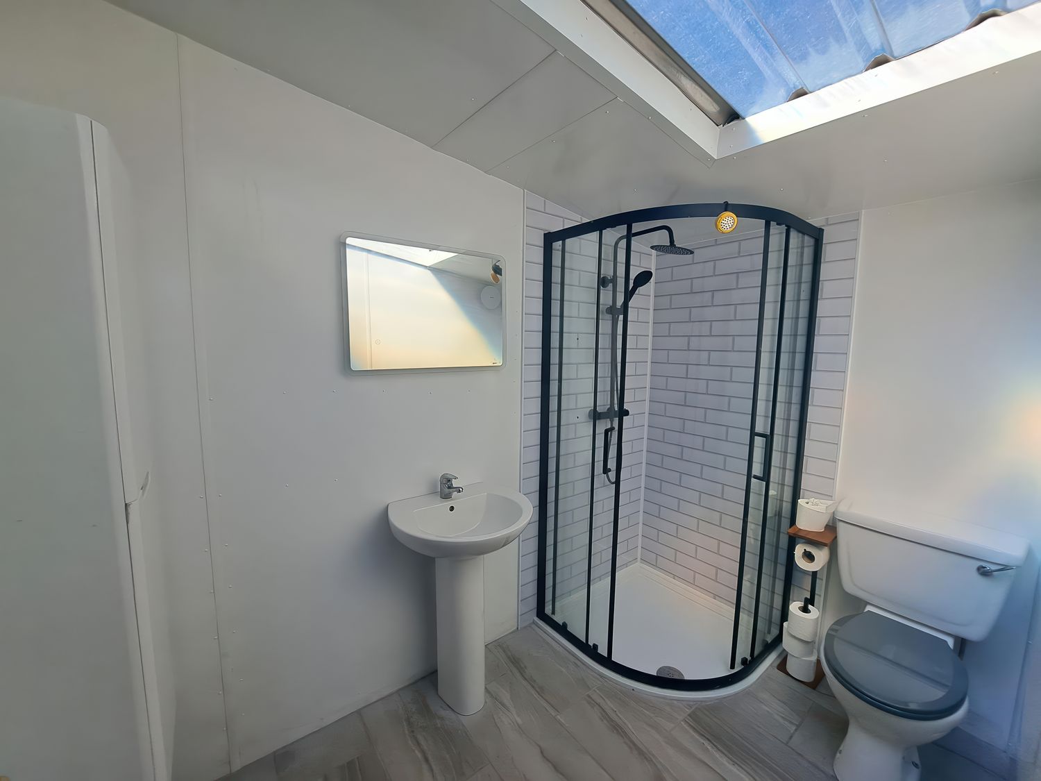 Capel Park in Llanerchymedd on the Isle of Anglesey. Couples retreat. Hot tub with countryside views