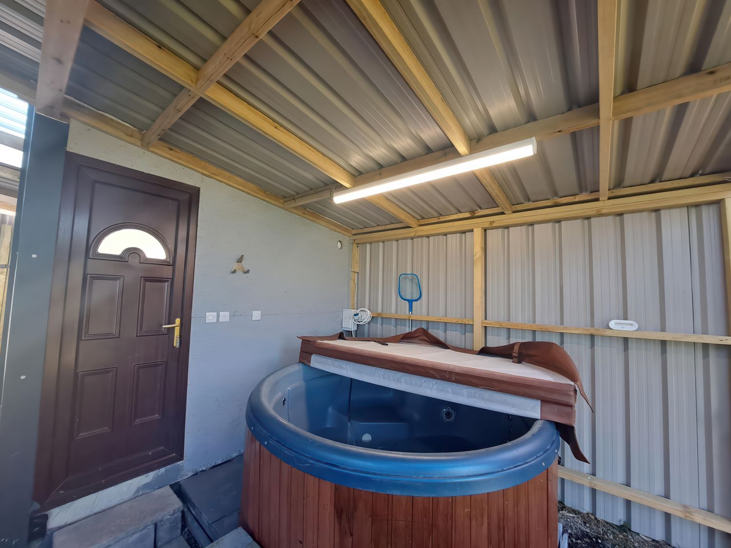 Capel Park in Llanerchymedd on the Isle of Anglesey. Couples retreat. Hot tub with countryside views