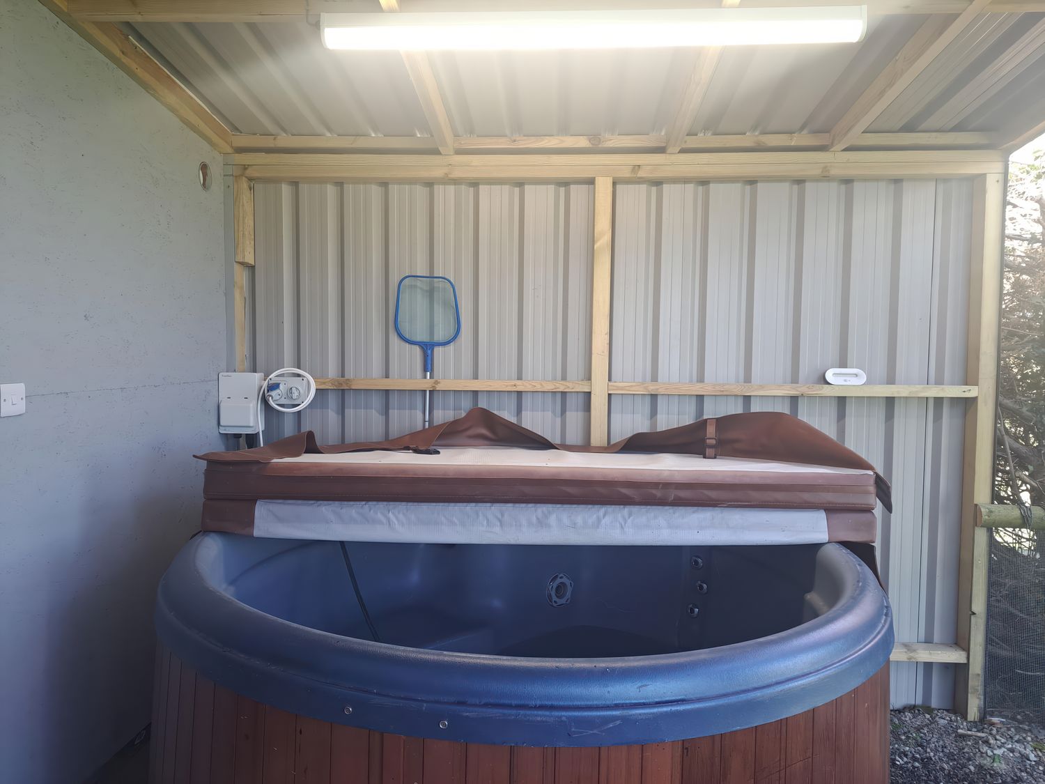 Capel Park in Llanerchymedd on the Isle of Anglesey. Couples retreat. Hot tub with countryside views