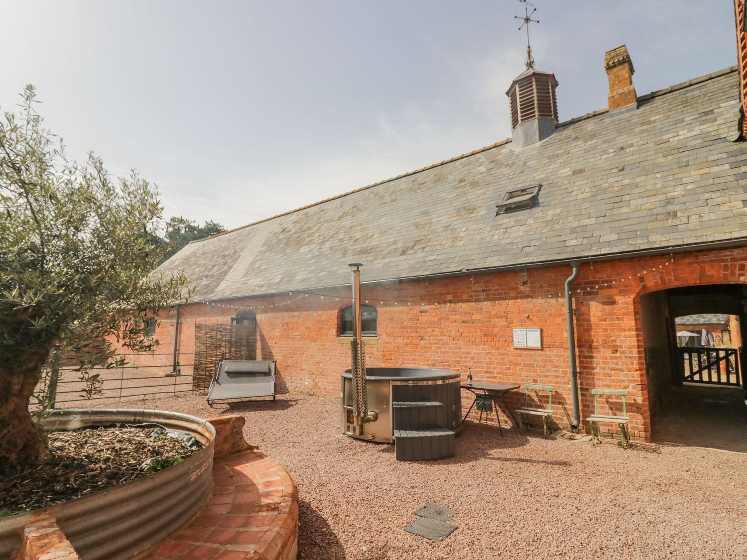 Plough Share, Huntley, Gloucestershire. Barn conversion. Contemporary. Wood-fired hot tub. Two pets.