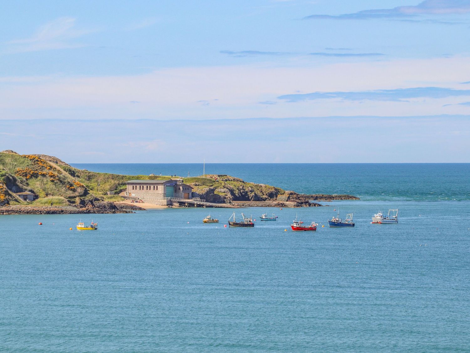 Sea Cliff is a traditional, mid-terrace in Morfa Nefyn, Gwynedd, near the beach and local amenities.