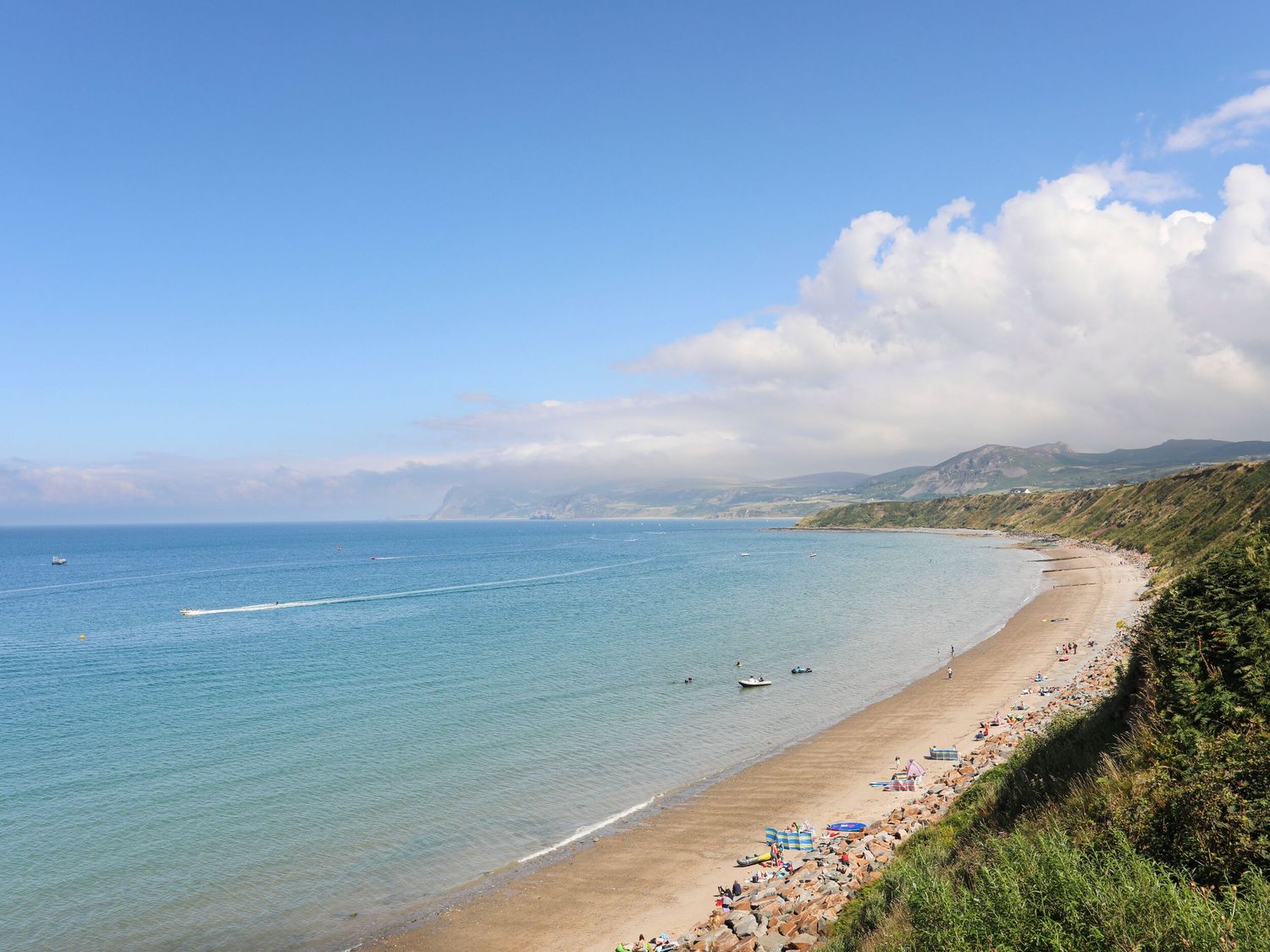 Sea Cliff is a traditional, mid-terrace in Morfa Nefyn, Gwynedd, near the beach and local amenities.