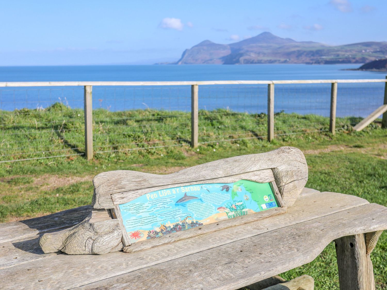 Sea Cliff is a traditional, mid-terrace in Morfa Nefyn, Gwynedd, near the beach and local amenities.