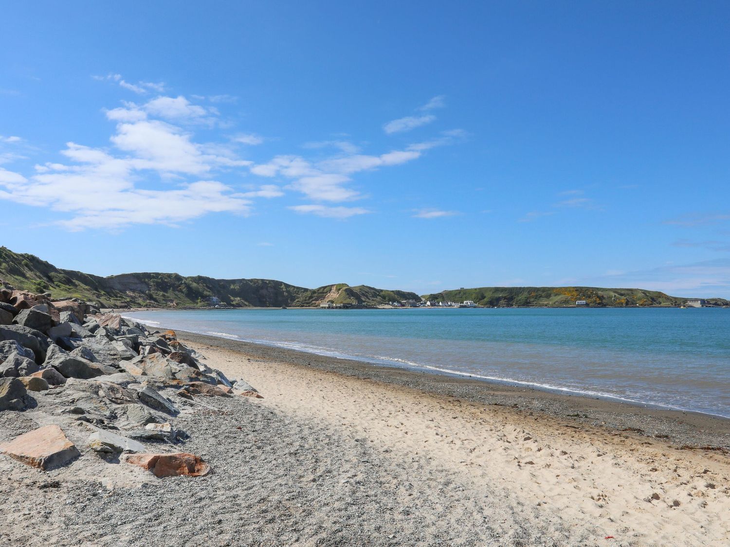 Sea Cliff is a traditional, mid-terrace in Morfa Nefyn, Gwynedd, near the beach and local amenities.