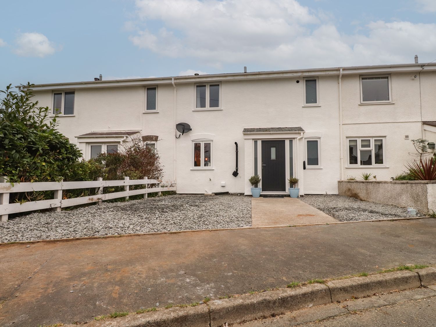 Sea Cliff is a traditional, mid-terrace in Morfa Nefyn, Gwynedd, near the beach and local amenities.