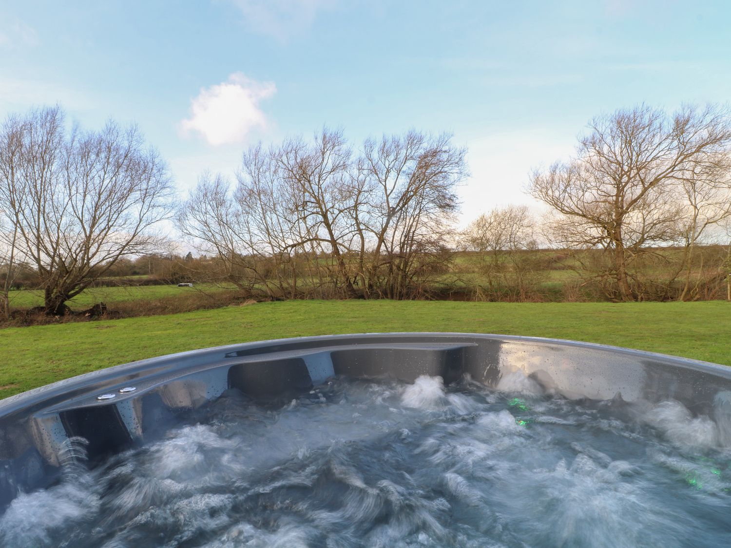 Lodge 1 in South Luffenham, Edith Weston, Rutland. Hot tub. Woodburning stove. Garden. Pet-friendly.