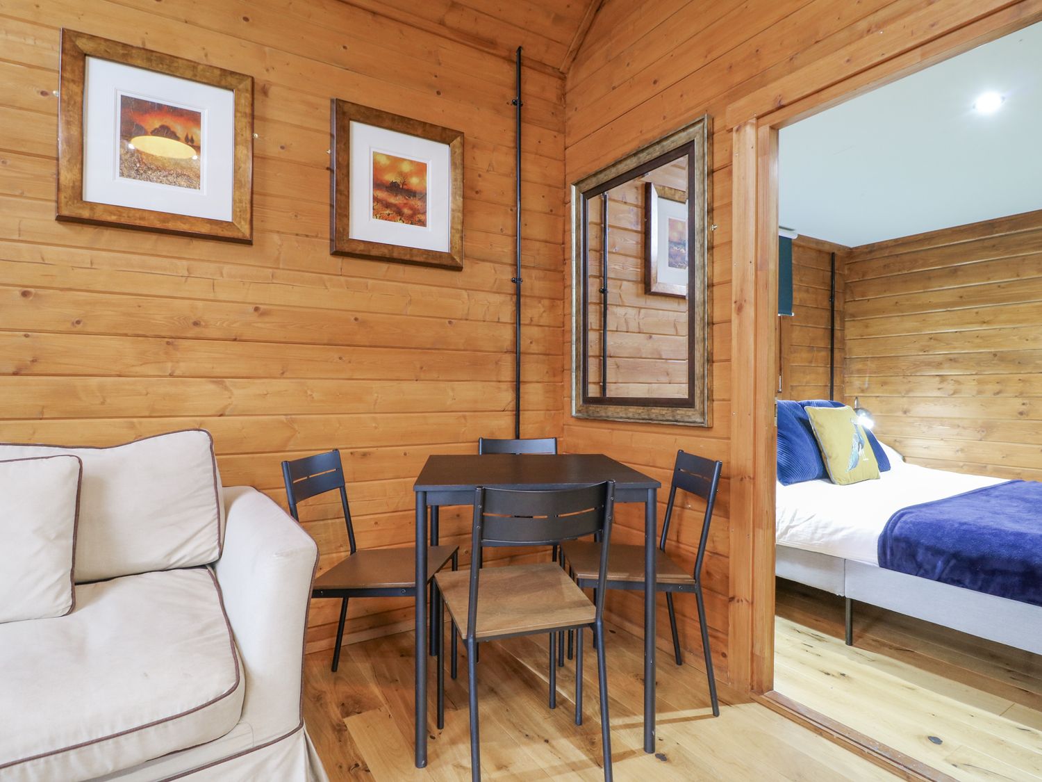 Lodge 1 in South Luffenham, Edith Weston, Rutland. Hot tub. Woodburning stove. Garden. Pet-friendly.