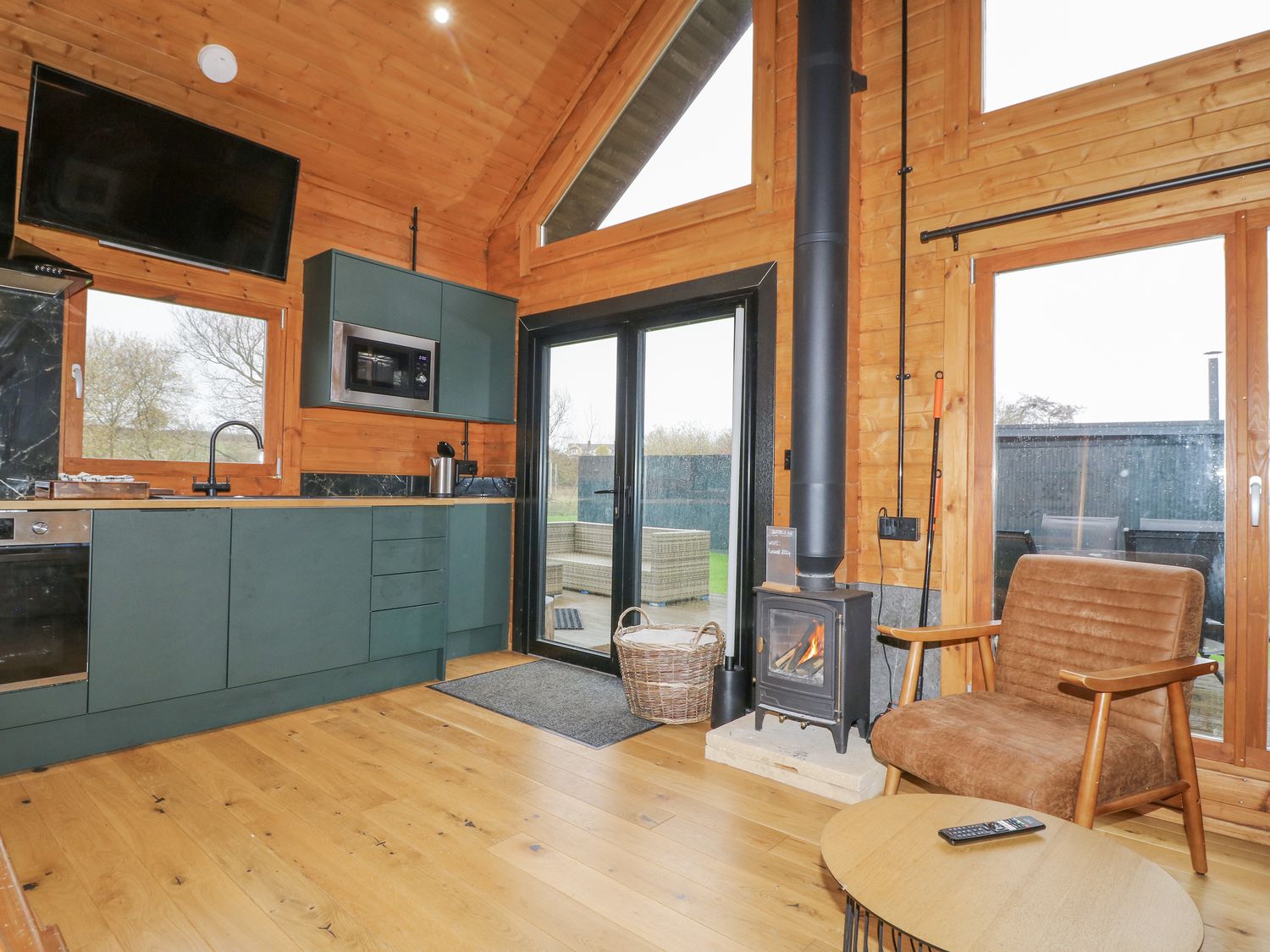 Lodge 1 in South Luffenham, Edith Weston, Rutland. Hot tub. Woodburning stove. Garden. Pet-friendly.