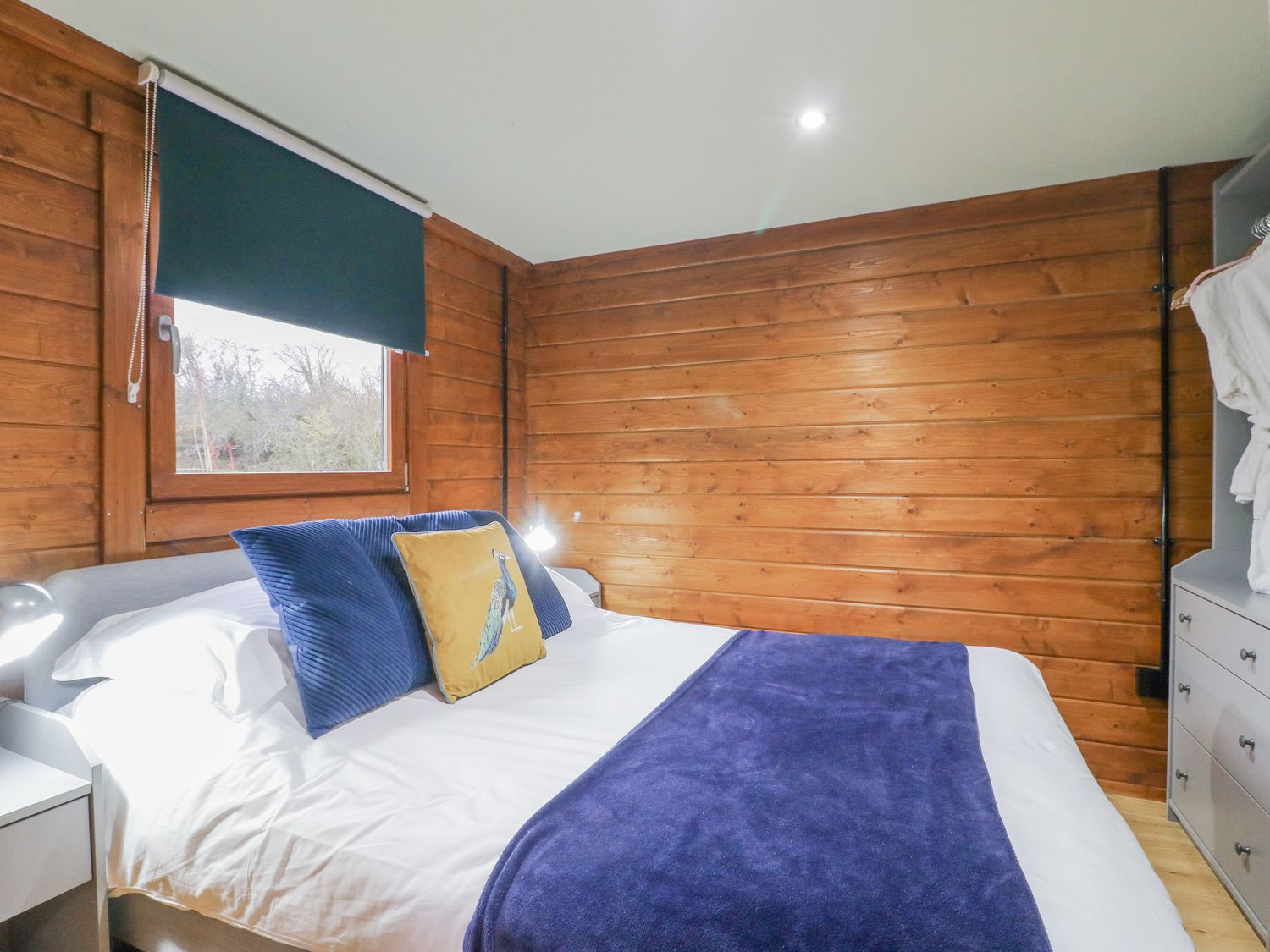 Lodge 1 in South Luffenham, Edith Weston, Rutland. Hot tub. Woodburning stove. Garden. Pet-friendly.