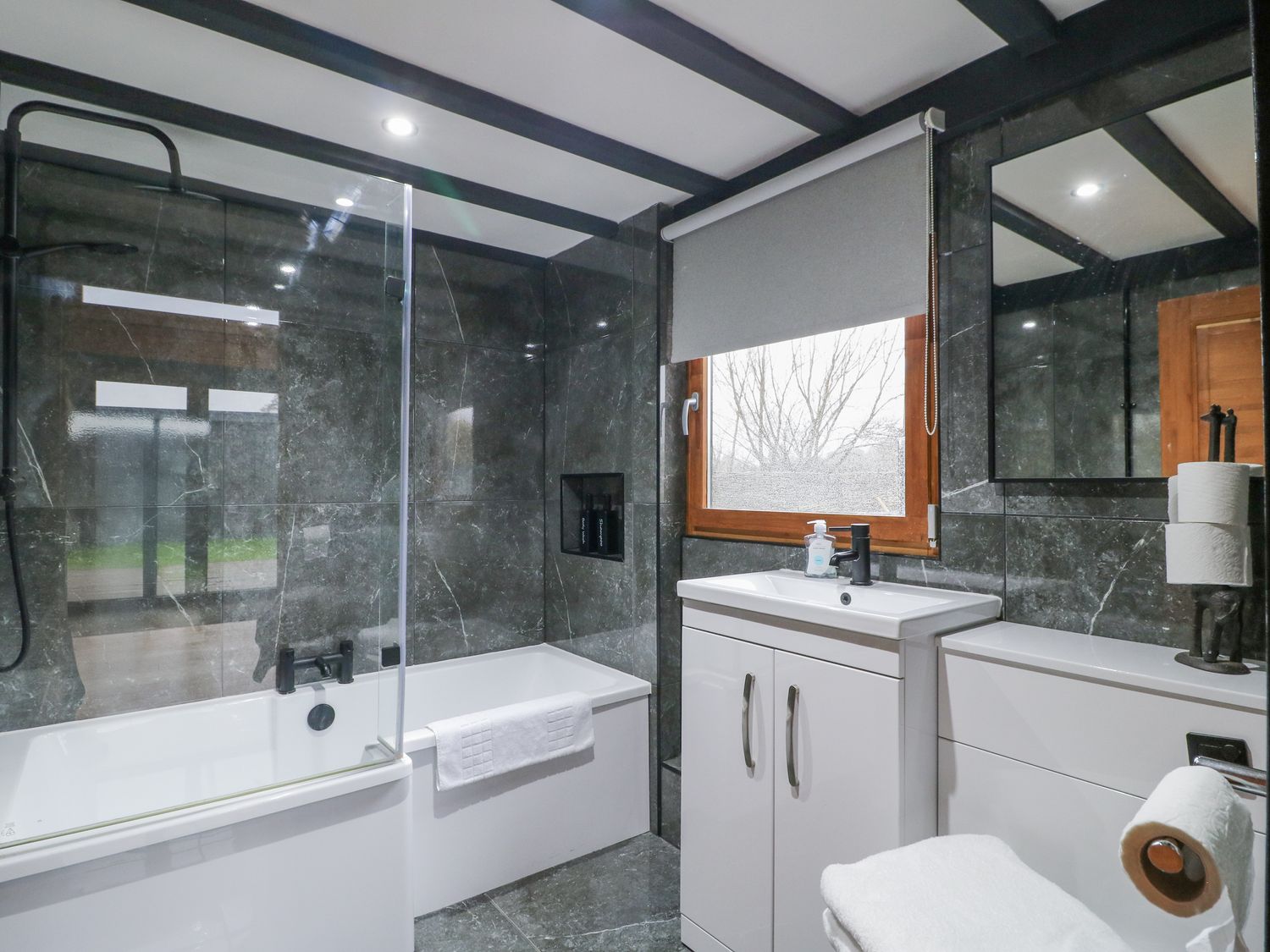 Lodge 1 in South Luffenham, Edith Weston, Rutland. Hot tub. Woodburning stove. Garden. Pet-friendly.