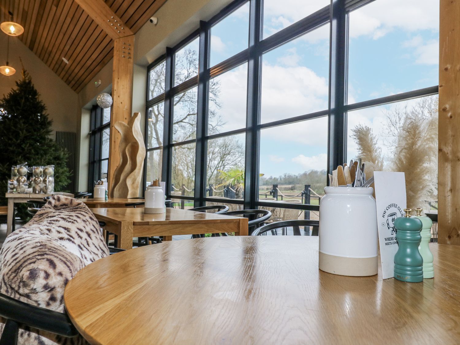 Lodge 1 in South Luffenham, Edith Weston, Rutland. Hot tub. Woodburning stove. Garden. Pet-friendly.