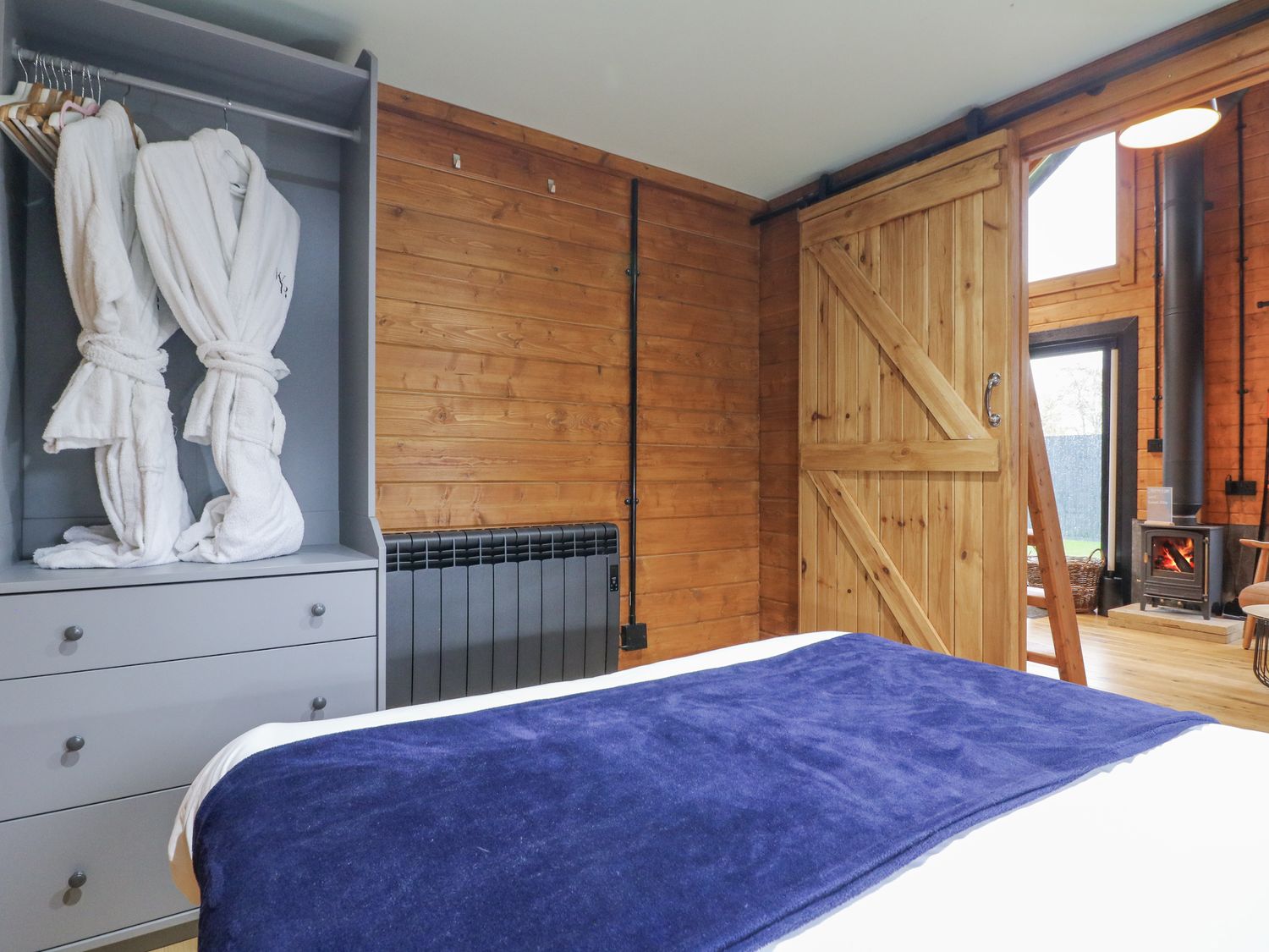 Lodge 1 in South Luffenham, Edith Weston, Rutland. Hot tub. Woodburning stove. Garden. Pet-friendly.