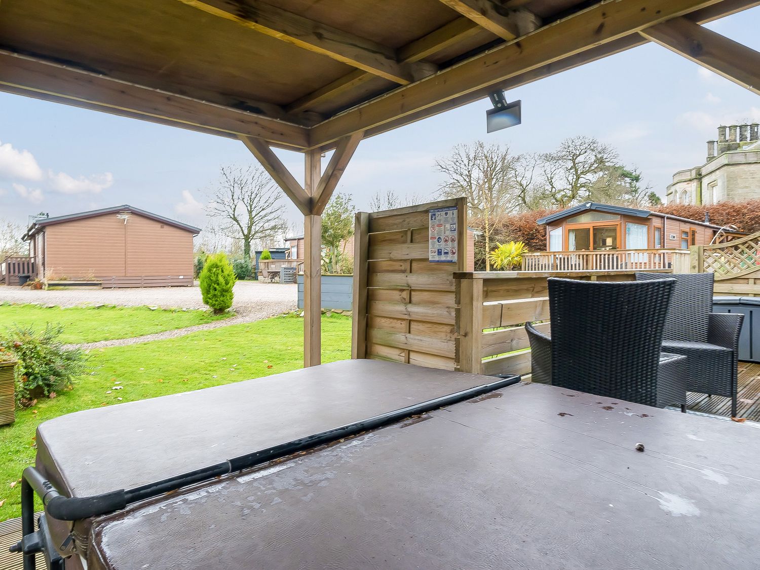 Swallow, Calthwaite, near Armathwaite, Cumbria. Near AONB. Near National Park. Hot tub. Rural. WiFi.