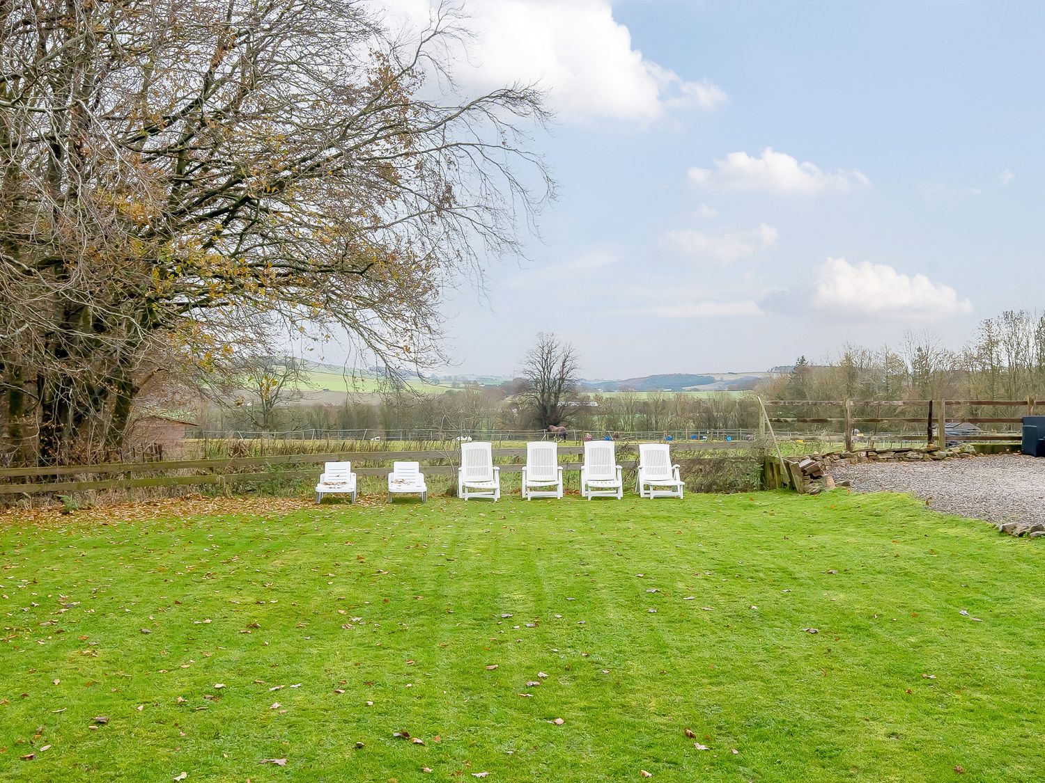 Swallow, Calthwaite, near Armathwaite, Cumbria. Near AONB. Near National Park. Hot tub. Rural. WiFi.