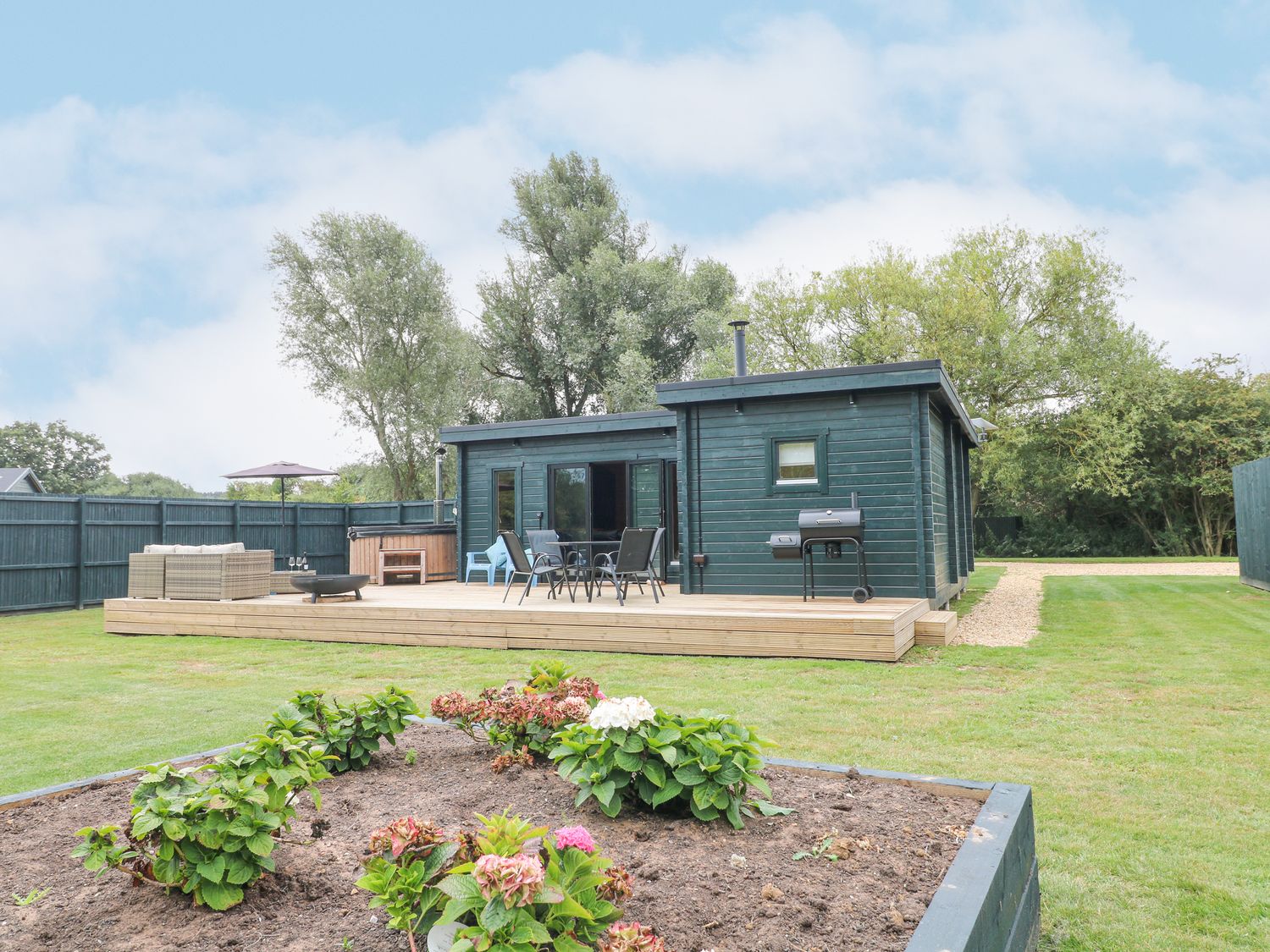 Lodge 2 in South Luffenham, Edith Weston, Rutland. Hot tub. Garden. Pet-friendly. Woodburning stove.