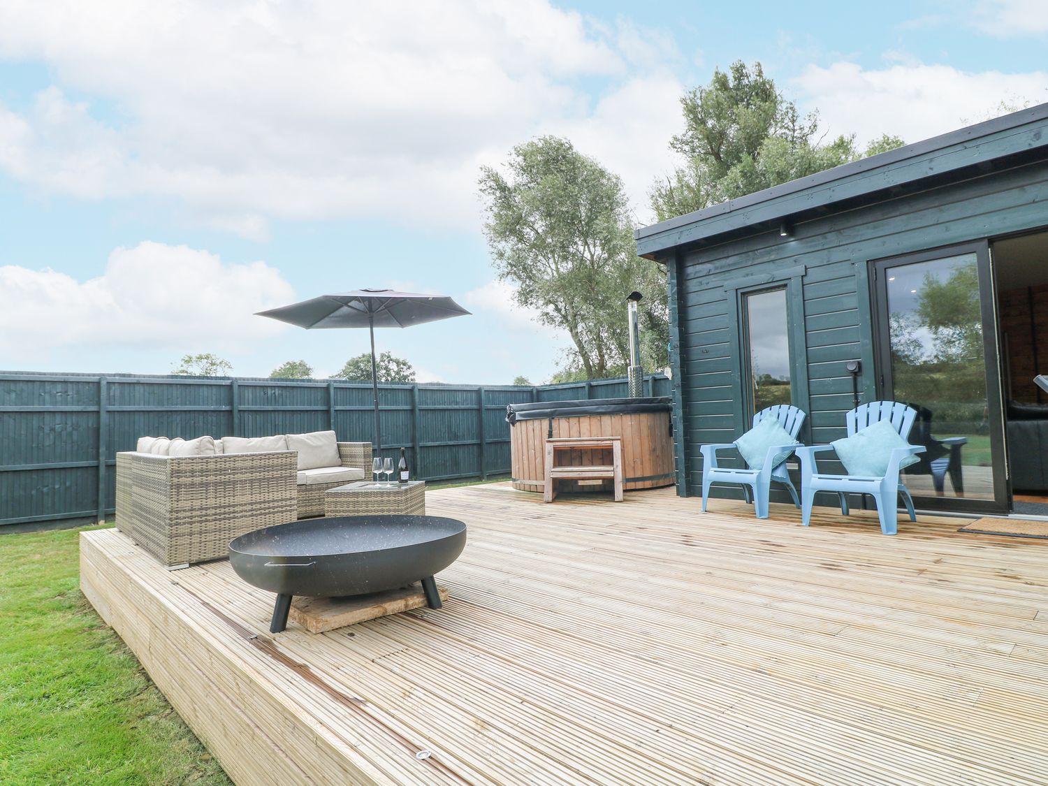 Lodge 2 in South Luffenham, Edith Weston, Rutland. Hot tub. Garden. Pet-friendly. Woodburning stove.