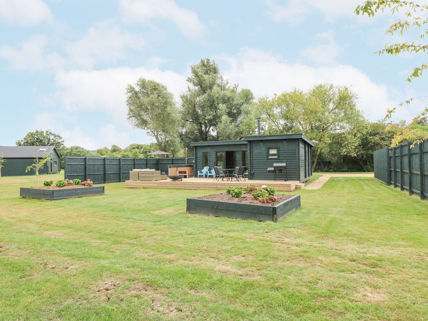 Lodge 2 in South Luffenham, Edith Weston, Rutland. Hot tub. Garden. Pet-friendly. Woodburning stove.