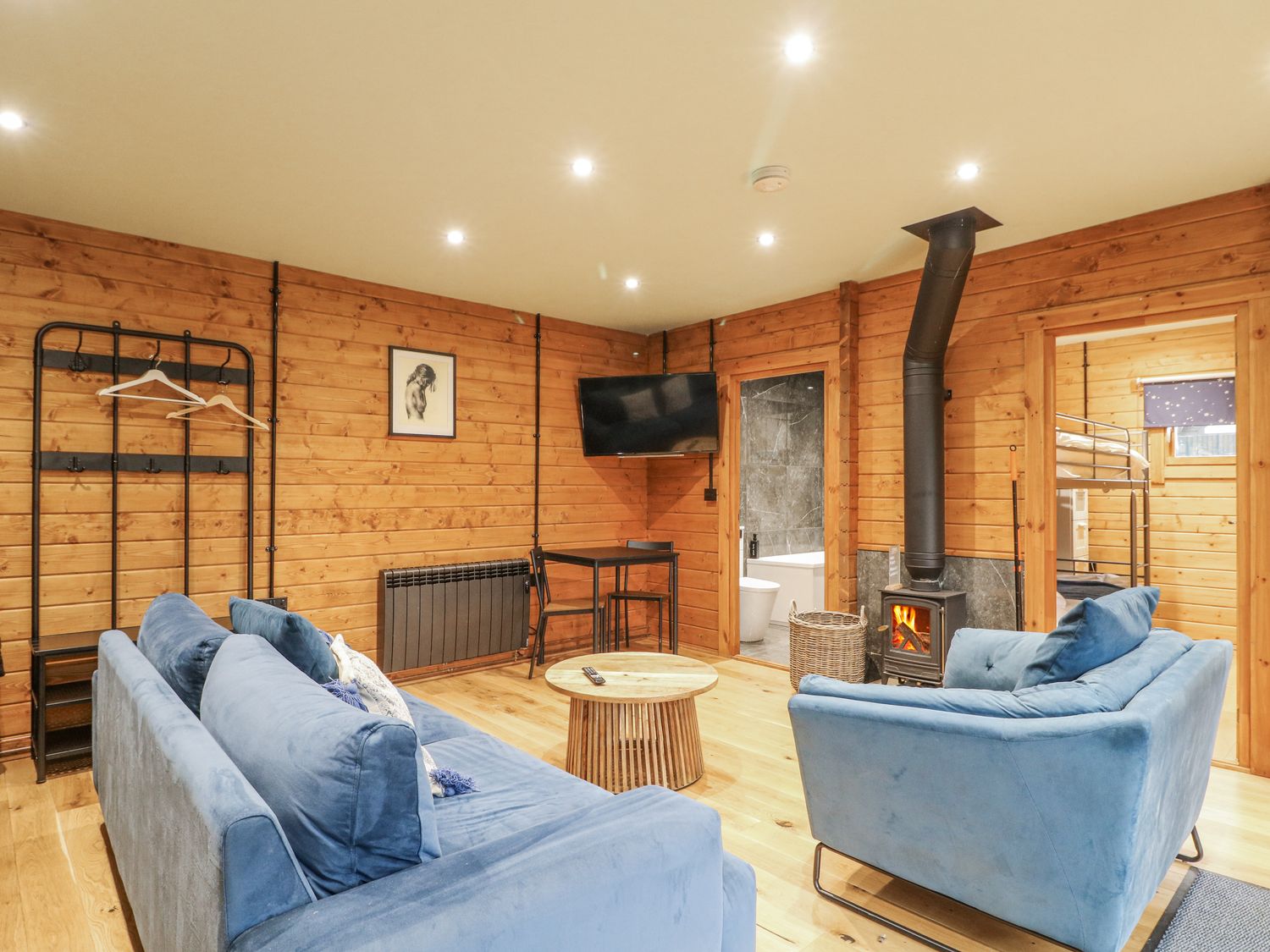 Lodge 2 in South Luffenham, Edith Weston, Rutland. Hot tub. Garden. Pet-friendly. Woodburning stove.