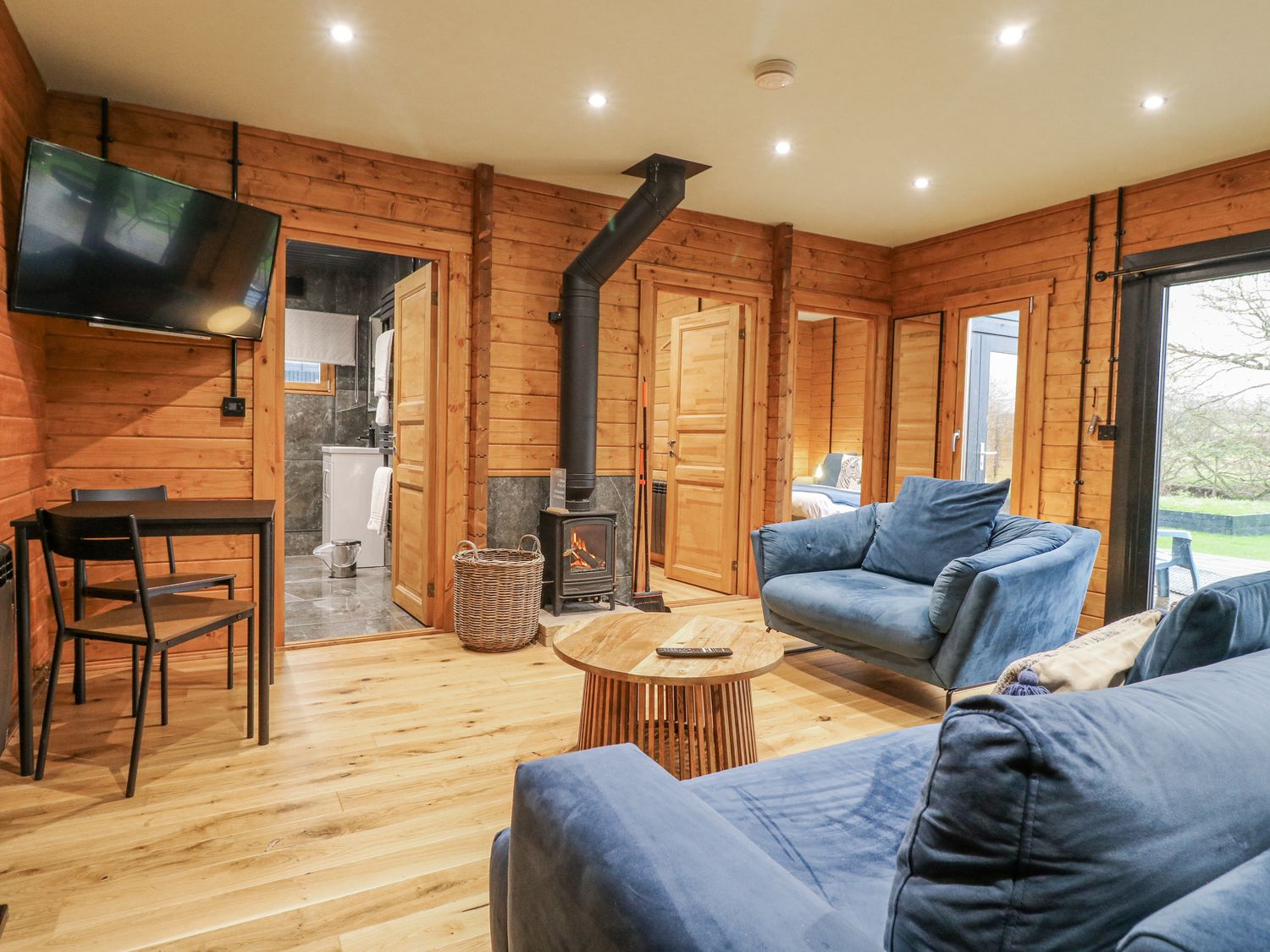 Lodge 2 in South Luffenham, Edith Weston, Rutland. Hot tub. Garden. Pet-friendly. Woodburning stove.