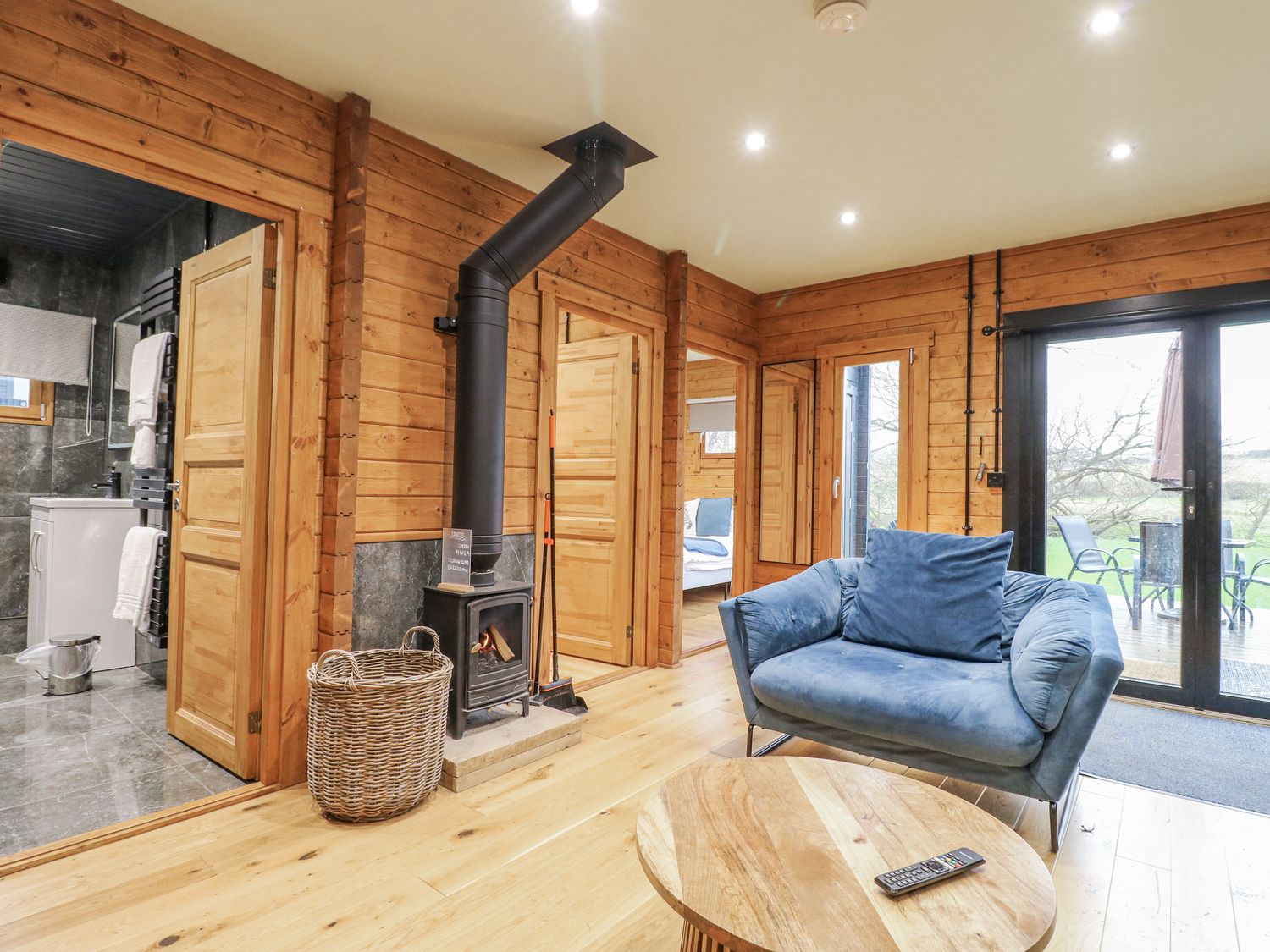 Lodge 2 in South Luffenham, Edith Weston, Rutland. Hot tub. Garden. Pet-friendly. Woodburning stove.